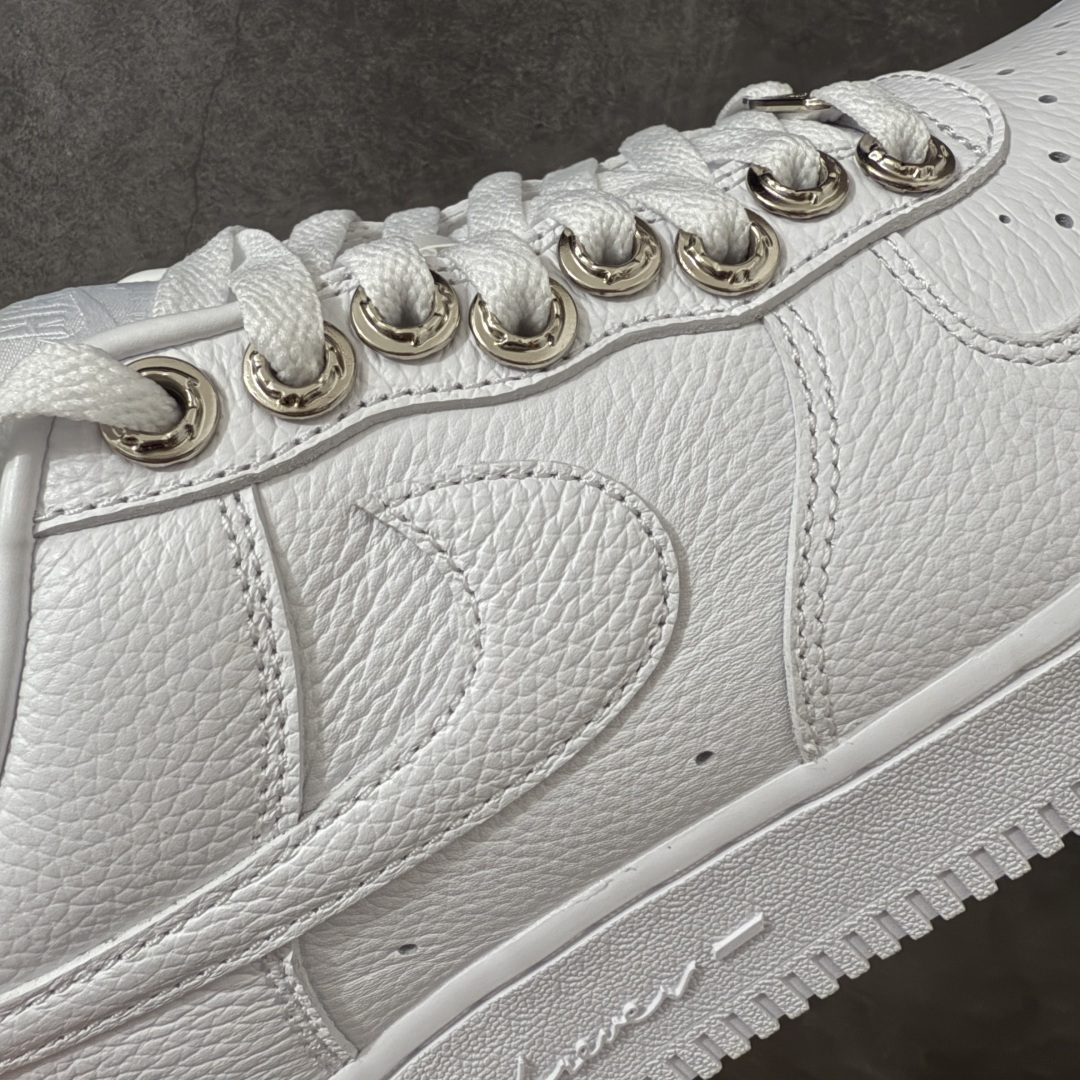 图片[4]-【GX纯原】Nocta x NK Air Force 1 Low \’07 空军一号低帮经典板鞋 克罗心Drake 联名 CZ8065-100 顶级空军 皮料质感可媲美原版 细节吊打市场其他代号版本 全鞋电脑针车 工整有序 原厂港宝加持完美还原灵魂版型 原盒原配从里到外百分百还原 原厂全头层原厂皮料 原标原盒 内置Sole气垫 中底白色背胶 中底划线 已经无限的接近公司 原厂楦头 原厂刺绣 后跟弧度修正 正确中底四线防伪 尺码：40 40.5 41 42 42.5 43 44 44.5 45 46 47.5 48.5-选品中心