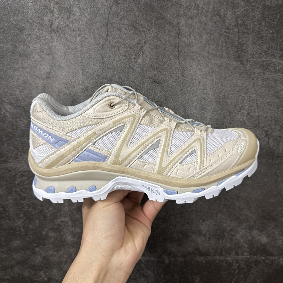 【绿x升级版】Salomon XT-QUEST ADV 萨洛蒙情侣款户外机能鞋 492618 全新绿x升级版 品质大改进 ‼️ 全鞋改进为原厂一致材料打造 全新修长鞋型 相对老版臃肿鞋型 此版的版型更正 全新玻璃冲刀 清洁度提升 同步原版左右鞋带孔的间距加大（之前老版间距太小） 网面与鞋头材料校对一致无色差（老版网面有色差） 鞋后跟反口V字定型同步zp（老版臃肿为U字后跟反口） 鞋舌两侧鞋帮脚踝处更加直挺（之前老版往中间踏） 鞋盒黑盒改正为原版牛皮纸鞋盒 鞋头处添加☯️太极标 所有细节多次修改校正 坚持同步原版无差别 毋庸置疑全市场最好的版本💪🏻终端优势供应 尺码：36-46-选品中心