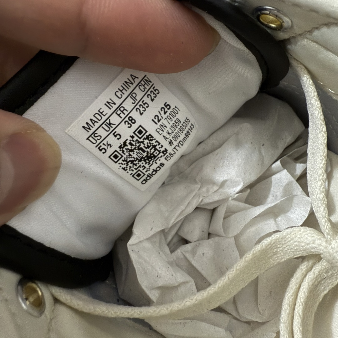 图片[7]-【CS纯原版】Adidas Originals Changle系列 阿迪达斯 三叶草 百搭低帮休闲运动板鞋 KJ3959 顶级纯原大厂出品 完美还原zp细节，注意区别市场任何版本，完全不是一路货色‼️ 全鞋原材料打造，无任何色差，正确鞋型，后跟港宝材料定型，正确微透生胶大底，反口内里头层细腻小牛皮，纸板中底 鞋垫背胶，侧面正确烫金压印字母，所有细节完美还原‼️ 尺码：35.5 36 36.5 37 38 38.5 39 40 40.5 41 42 42.5 43 44 44.5 45-选品中心