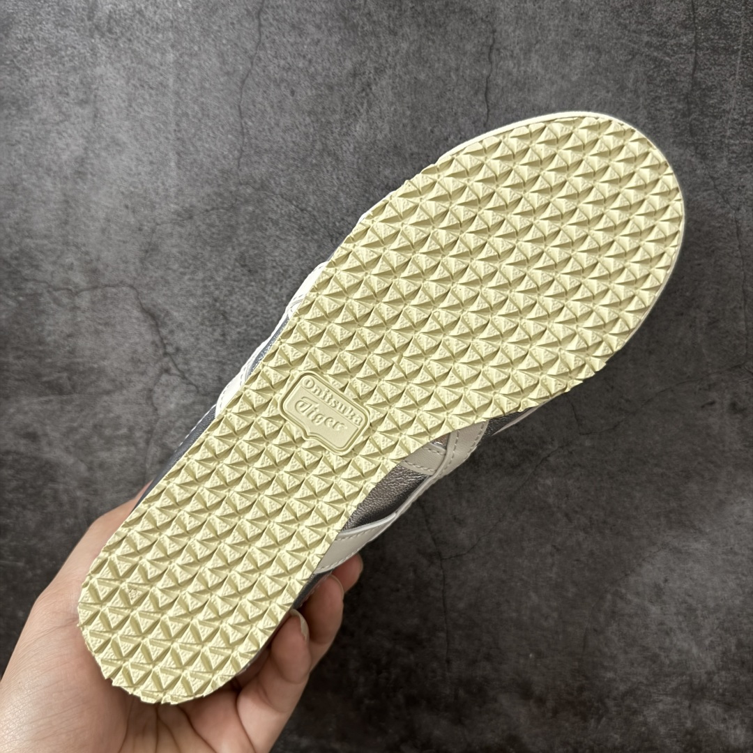 图片[9]-【顶级小羊皮版】Onitsuka Tiger Mexico 66 亚瑟士鬼冢虎复古经典板鞋 平台专供 充正版本 保证每个配色都是采购原鞋开发 采用原厂材料 全头层纳帕细纹皮面 质感无敌 全新玻璃刀切割皮料 超高清洁度 纹路、色泽、皮心颜色 质感百分百还原 海外订单工厂出品 超成熟稳定的做工品控 原装全套纸板楦头开发 原汁原味 完美呈现版型 私模正确鞋底咬花纹路 一比一鞋头弧度高度鞋身弧度 绝不口嗨 细节品控鞋型随意秒杀市面 原档咬花纹路私模大底 一个单元有六个三角形 总体形拼接呈现花瓣状 官方四联吊牌 原装Ortholite轻量化鞋垫 原盒原配 质保卡 说明书 钢印防尘纸 纸板中底带钢印 乳胶组合鞋垫带足弓 支持全方位的对比专柜 尺码：36 37 37.5 38 39 39.5 40 40.5 41.5 42 42.5 43.5 44 44.5 45-选品中心