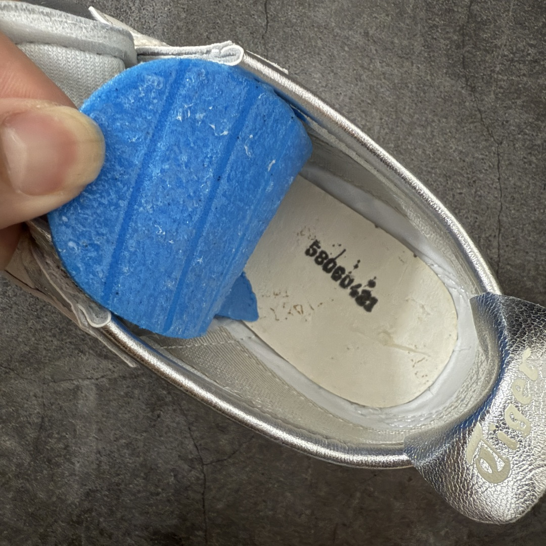 图片[9]-【顶级小羊皮版】Onitsuka Tiger Mexico 66 亚瑟士鬼冢虎复古经典板鞋 平台专供 充正版本 保证每个配色都是采购原鞋开发 采用原厂材料 全头层纳帕细纹皮面 质感无敌 全新玻璃刀切割皮料 超高清洁度 纹路、色泽、皮心颜色 质感百分百还原 海外订单工厂出品 超成熟稳定的做工品控 原装全套纸板楦头开发 原汁原味 完美呈现版型 私模正确鞋底咬花纹路 一比一鞋头弧度高度鞋身弧度 绝不口嗨 细节品控鞋型随意秒杀市面 原档咬花纹路私模大底 一个单元有六个三角形 总体形拼接呈现花瓣状 官方四联吊牌 原装Ortholite轻量化鞋垫 原盒原配 质保卡 说明书 钢印防尘纸 纸板中底带钢印 乳胶组合鞋垫带足弓 支持全方位的对比专柜 尺码：36 37 37.5 38 39 39.5 40 40.5 41.5 42 42.5 43.5 44 44.5 45-选品中心