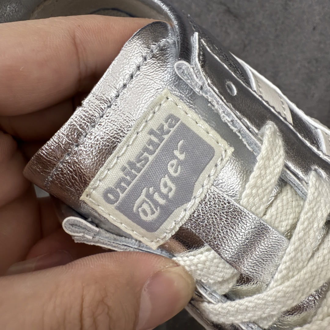 图片[6]-【顶级小羊皮版】Onitsuka Tiger Mexico 66 亚瑟士鬼冢虎复古经典板鞋 平台专供 充正版本 保证每个配色都是采购原鞋开发 采用原厂材料 全头层纳帕细纹皮面 质感无敌 全新玻璃刀切割皮料 超高清洁度 纹路、色泽、皮心颜色 质感百分百还原 海外订单工厂出品 超成熟稳定的做工品控 原装全套纸板楦头开发 原汁原味 完美呈现版型 私模正确鞋底咬花纹路 一比一鞋头弧度高度鞋身弧度 绝不口嗨 细节品控鞋型随意秒杀市面 原档咬花纹路私模大底 一个单元有六个三角形 总体形拼接呈现花瓣状 官方四联吊牌 原装Ortholite轻量化鞋垫 原盒原配 质保卡 说明书 钢印防尘纸 纸板中底带钢印 乳胶组合鞋垫带足弓 支持全方位的对比专柜 尺码：36 37 37.5 38 39 39.5 40 40.5 41.5 42 42.5 43.5 44 44.5 45-选品中心