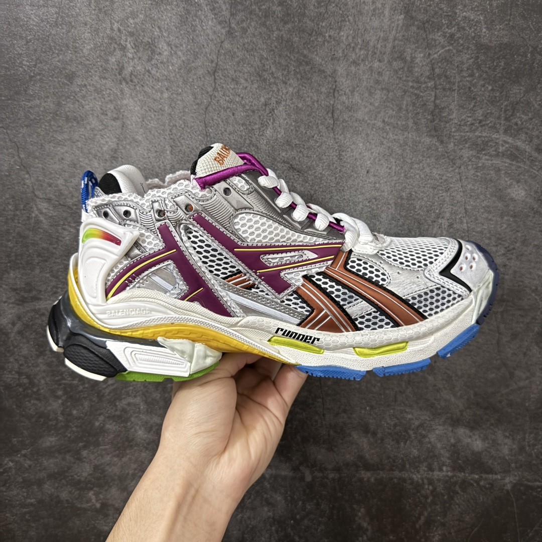 【公司级H版】BALENCIAGA Runner 巴黎世家七代 黑白色 此系列是通过溢胶、做旧、缝线等细节 展示了设计师 Demna 的运动鞋风格 用一双「旧鞋」传递复古感 后侧板、翘起的鞋头 则展示了 Demna 在结构上的未来构想 原装大盒从里到外一切百分百还原官方配置 顶级专供碾压一切版本 尺码：35 36 37 38 39 40 41 42 43 44 45 46-选品中心