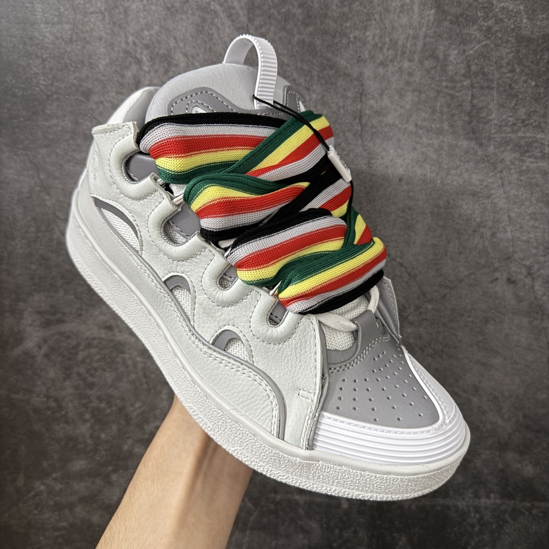 图片[3]-【YH纯原版】 Lanvin Leather Curb Sneakers 浪凡面包鞋 现货 原版1：1开模重工艺制作 面料采用进口牛磨砂➕环保牛反绒➕金钢网织物 内里柔软透气太空棉面料 原版开模双色TPU大底 顶级品质 区别市场流通其他货品 Leather是一款灵感源自90年代的运动鞋 设计自信 尺寸夸张 这款鞋由纳帕小牛皮、翻毛皮和网眼布制成 圆润的外形、加垫的鞋舌和弯曲的金属孔眼使这款精心打造的鞋格外舒适 尺码：36-47-选品中心
