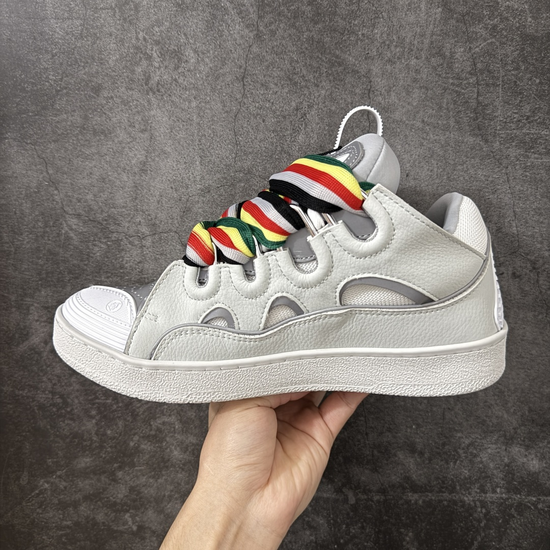 图片[2]-【YH纯原版】 Lanvin Leather Curb Sneakers 浪凡面包鞋 现货 原版1：1开模重工艺制作 面料采用进口牛磨砂➕环保牛反绒➕金钢网织物 内里柔软透气太空棉面料 原版开模双色TPU大底 顶级品质 区别市场流通其他货品 Leather是一款灵感源自90年代的运动鞋 设计自信 尺寸夸张 这款鞋由纳帕小牛皮、翻毛皮和网眼布制成 圆润的外形、加垫的鞋舌和弯曲的金属孔眼使这款精心打造的鞋格外舒适 尺码：36-47-选品中心