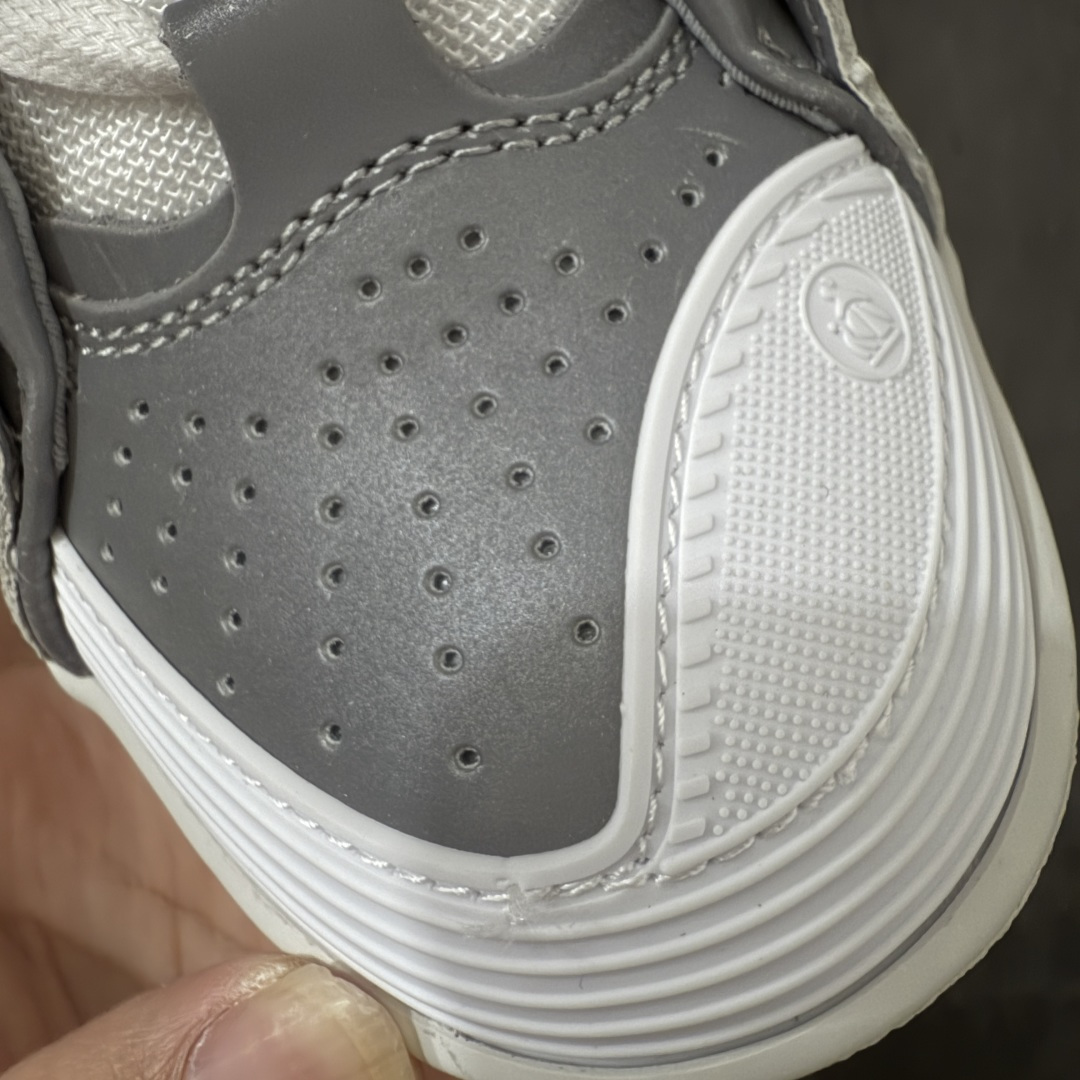 图片[5]-【YH纯原版】 Lanvin Leather Curb Sneakers 浪凡面包鞋 现货 原版1：1开模重工艺制作 面料采用进口牛磨砂➕环保牛反绒➕金钢网织物 内里柔软透气太空棉面料 原版开模双色TPU大底 顶级品质 区别市场流通其他货品 Leather是一款灵感源自90年代的运动鞋 设计自信 尺寸夸张 这款鞋由纳帕小牛皮、翻毛皮和网眼布制成 圆润的外形、加垫的鞋舌和弯曲的金属孔眼使这款精心打造的鞋格外舒适 尺码：36-47-选品中心