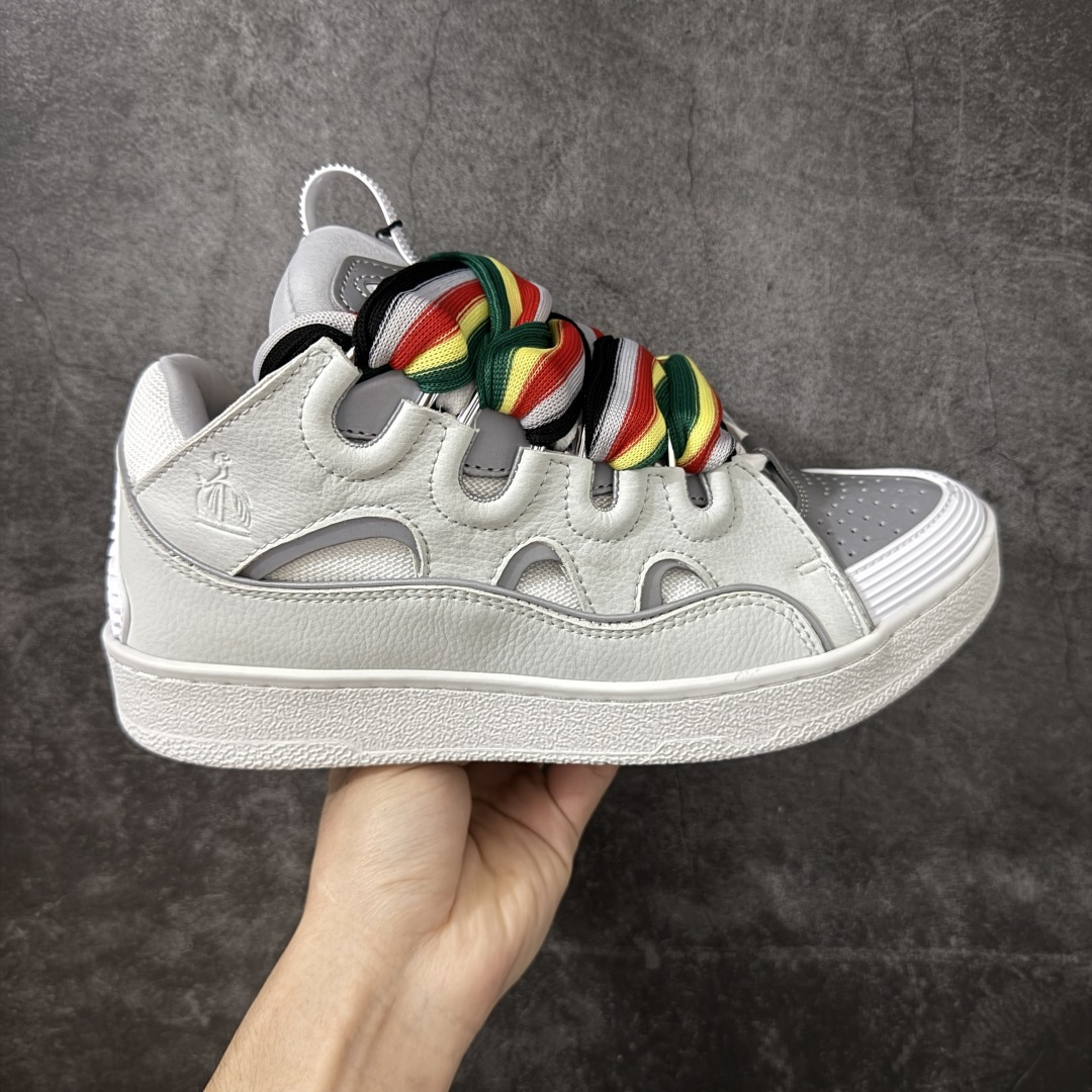 【YH纯原版】 Lanvin Leather Curb Sneakers 浪凡面包鞋 现货 原版1：1开模重工艺制作 面料采用进口牛磨砂➕环保牛反绒➕金钢网织物 内里柔软透气太空棉面料 原版开模双色TPU大底 顶级品质 区别市场流通其他货品 Leather是一款灵感源自90年代的运动鞋 设计自信 尺寸夸张 这款鞋由纳帕小牛皮、翻毛皮和网眼布制成 圆润的外形、加垫的鞋舌和弯曲的金属孔眼使这款精心打造的鞋格外舒适 尺码：36-47-选品中心
