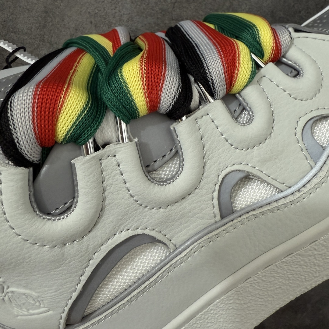 图片[4]-【YH纯原版】 Lanvin Leather Curb Sneakers 浪凡面包鞋 现货 原版1：1开模重工艺制作 面料采用进口牛磨砂➕环保牛反绒➕金钢网织物 内里柔软透气太空棉面料 原版开模双色TPU大底 顶级品质 区别市场流通其他货品 Leather是一款灵感源自90年代的运动鞋 设计自信 尺寸夸张 这款鞋由纳帕小牛皮、翻毛皮和网眼布制成 圆润的外形、加垫的鞋舌和弯曲的金属孔眼使这款精心打造的鞋格外舒适 尺码：36-47-选品中心