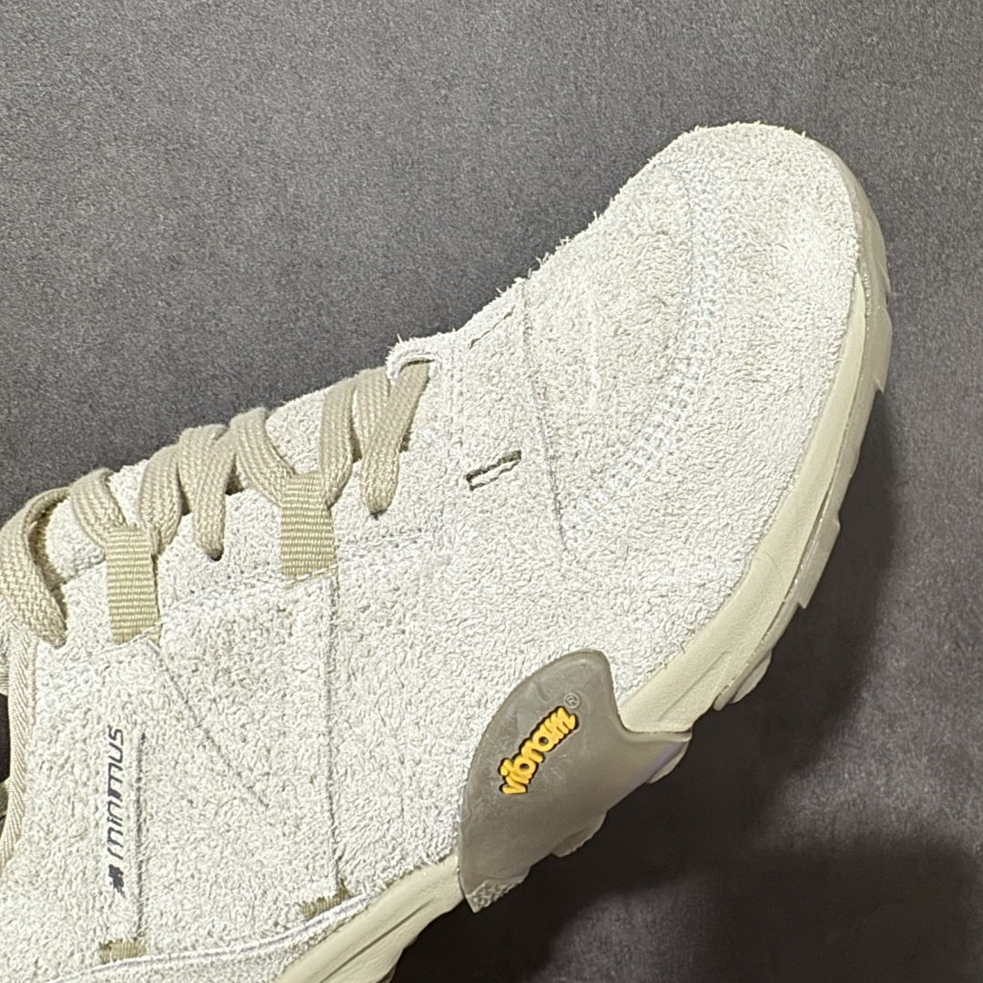 图片[8]-【公司级】New Balance NB MT10O 舒适时尚 减震耐磨 低帮生活休闲鞋 New Balance MT10O休闲鞋是一款由New Balance与日本时尚品牌（ISSEY MIYAKE）携手打造的联名鞋款。MT10O的设计灵感源自“感官身体和赤足运动”的概念，旨在还原赤足行走的感受。它模仿脚的形状，降低了脚的高度和体积，同时保留了越野跑的元素。鞋面采用轻质网布与柔软皮革相结合，既保证了透气性，又增添了质感。细绳鞋带的设计简约而不失时尚感。鞋底采用Vibram橡胶大底，赋予卓越的抓地力，适合多种地形穿着。中底采用薄薄的缓冲层，提供舒适的穿着体验。鞋身紧贴脚面，形成良好的包裹性，减少脚在鞋内的移动与摩擦。4毫米的低坡差设计更适合自然的中足落地方式，尽可能贴近地面，让穿着者能够更贴近地面，感受大自然的每一丝呼吸。 货号：MT10OPS 尺码：36-45带半码-选品中心