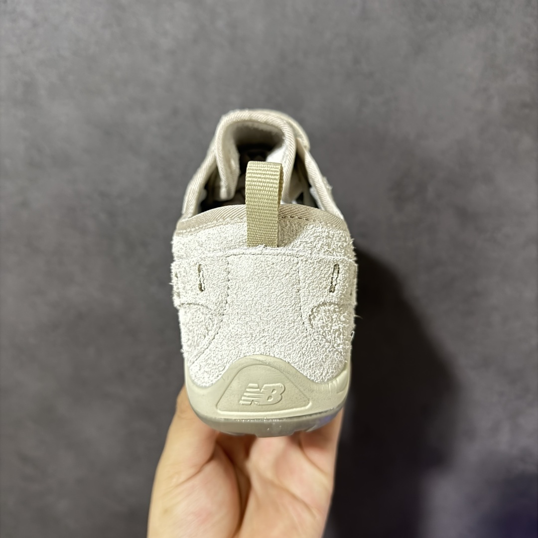 图片[4]-【公司级】New Balance NB MT10O 舒适时尚 减震耐磨 低帮生活休闲鞋 New Balance MT10O休闲鞋是一款由New Balance与日本时尚品牌（ISSEY MIYAKE）携手打造的联名鞋款。MT10O的设计灵感源自“感官身体和赤足运动”的概念，旨在还原赤足行走的感受。它模仿脚的形状，降低了脚的高度和体积，同时保留了越野跑的元素。鞋面采用轻质网布与柔软皮革相结合，既保证了透气性，又增添了质感。细绳鞋带的设计简约而不失时尚感。鞋底采用Vibram橡胶大底，赋予卓越的抓地力，适合多种地形穿着。中底采用薄薄的缓冲层，提供舒适的穿着体验。鞋身紧贴脚面，形成良好的包裹性，减少脚在鞋内的移动与摩擦。4毫米的低坡差设计更适合自然的中足落地方式，尽可能贴近地面，让穿着者能够更贴近地面，感受大自然的每一丝呼吸。 货号：MT10OPS 尺码：36-45带半码-选品中心