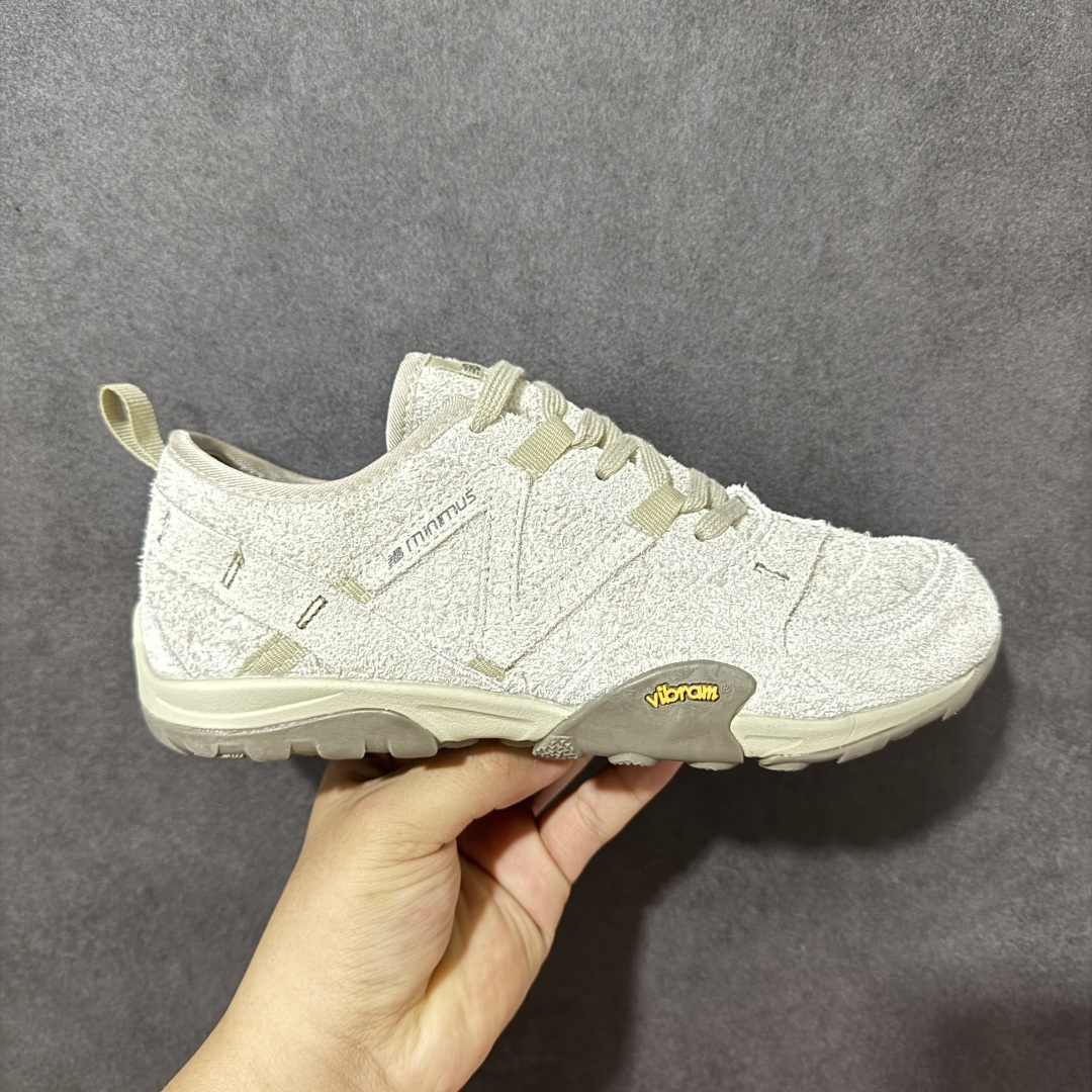 【公司级】New Balance NB MT10O 舒适时尚 减震耐磨 低帮生活休闲鞋 New Balance MT10O休闲鞋是一款由New Balance与日本时尚品牌（ISSEY MIYAKE）携手打造的联名鞋款。MT10O的设计灵感源自“感官身体和赤足运动”的概念，旨在还原赤足行走的感受。它模仿脚的形状，降低了脚的高度和体积，同时保留了越野跑的元素。鞋面采用轻质网布与柔软皮革相结合，既保证了透气性，又增添了质感。细绳鞋带的设计简约而不失时尚感。鞋底采用Vibram橡胶大底，赋予卓越的抓地力，适合多种地形穿着。中底采用薄薄的缓冲层，提供舒适的穿着体验。鞋身紧贴脚面，形成良好的包裹性，减少脚在鞋内的移动与摩擦。4毫米的低坡差设计更适合自然的中足落地方式，尽可能贴近地面，让穿着者能够更贴近地面，感受大自然的每一丝呼吸。 货号：MT10OPS 尺码：36-45带半码-选品中心