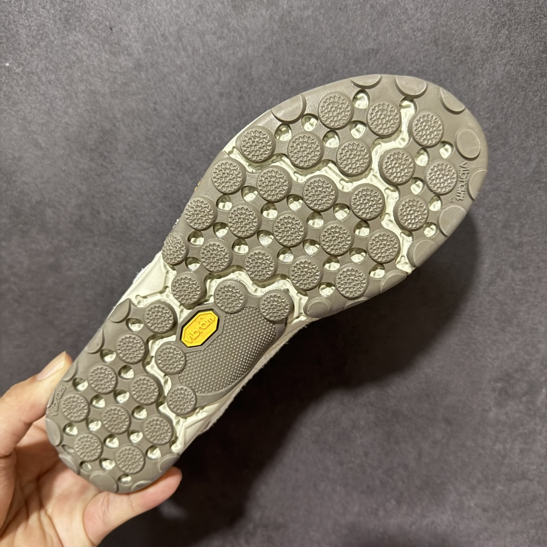 图片[9]-【公司级】New Balance NB MT10O 舒适时尚 减震耐磨 低帮生活休闲鞋 New Balance MT10O休闲鞋是一款由New Balance与日本时尚品牌（ISSEY MIYAKE）携手打造的联名鞋款。MT10O的设计灵感源自“感官身体和赤足运动”的概念，旨在还原赤足行走的感受。它模仿脚的形状，降低了脚的高度和体积，同时保留了越野跑的元素。鞋面采用轻质网布与柔软皮革相结合，既保证了透气性，又增添了质感。细绳鞋带的设计简约而不失时尚感。鞋底采用Vibram橡胶大底，赋予卓越的抓地力，适合多种地形穿着。中底采用薄薄的缓冲层，提供舒适的穿着体验。鞋身紧贴脚面，形成良好的包裹性，减少脚在鞋内的移动与摩擦。4毫米的低坡差设计更适合自然的中足落地方式，尽可能贴近地面，让穿着者能够更贴近地面，感受大自然的每一丝呼吸。 货号：MT10OPS 尺码：36-45带半码-选品中心