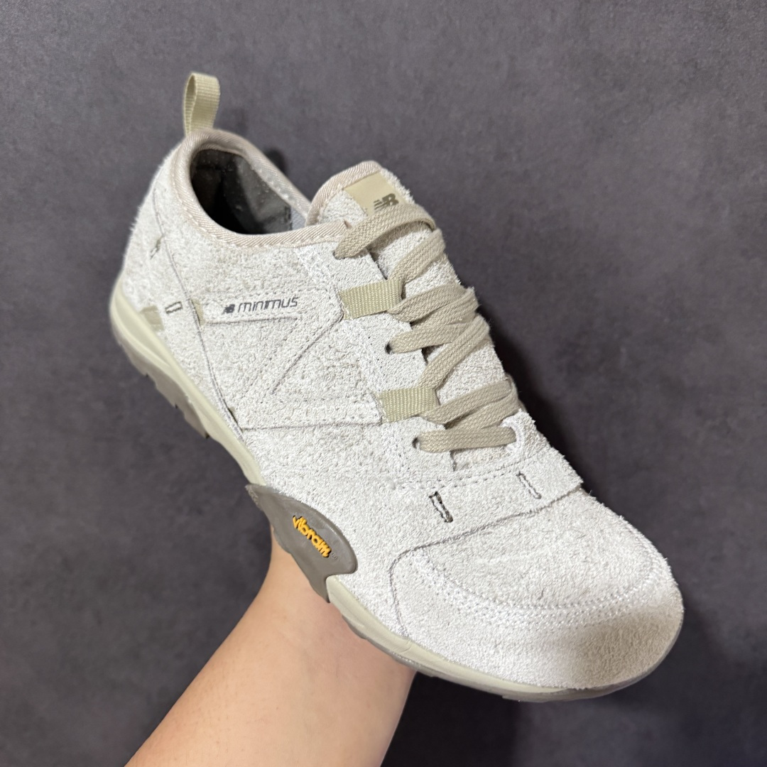 图片[3]-【公司级】New Balance NB MT10O 舒适时尚 减震耐磨 低帮生活休闲鞋 New Balance MT10O休闲鞋是一款由New Balance与日本时尚品牌（ISSEY MIYAKE）携手打造的联名鞋款。MT10O的设计灵感源自“感官身体和赤足运动”的概念，旨在还原赤足行走的感受。它模仿脚的形状，降低了脚的高度和体积，同时保留了越野跑的元素。鞋面采用轻质网布与柔软皮革相结合，既保证了透气性，又增添了质感。细绳鞋带的设计简约而不失时尚感。鞋底采用Vibram橡胶大底，赋予卓越的抓地力，适合多种地形穿着。中底采用薄薄的缓冲层，提供舒适的穿着体验。鞋身紧贴脚面，形成良好的包裹性，减少脚在鞋内的移动与摩擦。4毫米的低坡差设计更适合自然的中足落地方式，尽可能贴近地面，让穿着者能够更贴近地面，感受大自然的每一丝呼吸。 货号：MT10OPS 尺码：36-45带半码-选品中心