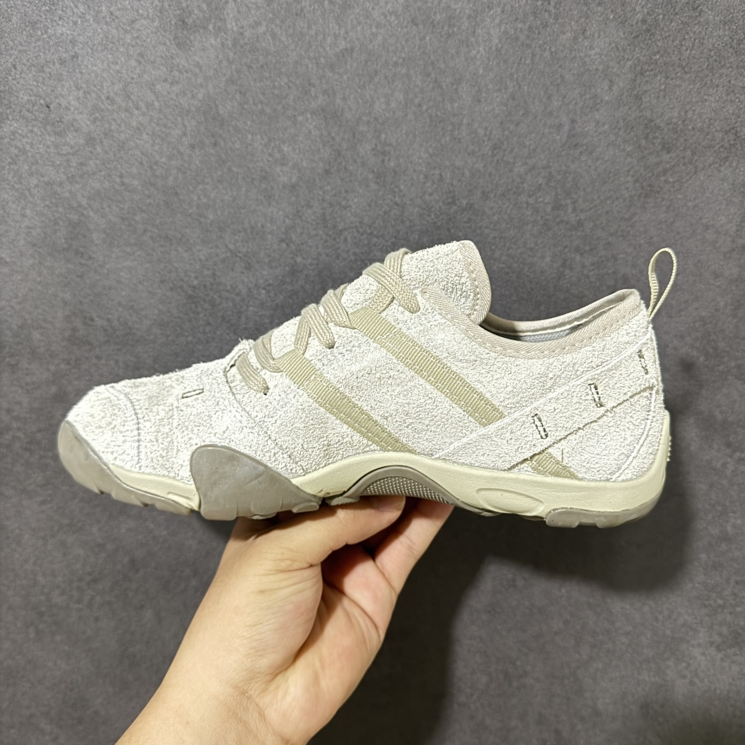 图片[2]-【公司级】New Balance NB MT10O 舒适时尚 减震耐磨 低帮生活休闲鞋 New Balance MT10O休闲鞋是一款由New Balance与日本时尚品牌（ISSEY MIYAKE）携手打造的联名鞋款。MT10O的设计灵感源自“感官身体和赤足运动”的概念，旨在还原赤足行走的感受。它模仿脚的形状，降低了脚的高度和体积，同时保留了越野跑的元素。鞋面采用轻质网布与柔软皮革相结合，既保证了透气性，又增添了质感。细绳鞋带的设计简约而不失时尚感。鞋底采用Vibram橡胶大底，赋予卓越的抓地力，适合多种地形穿着。中底采用薄薄的缓冲层，提供舒适的穿着体验。鞋身紧贴脚面，形成良好的包裹性，减少脚在鞋内的移动与摩擦。4毫米的低坡差设计更适合自然的中足落地方式，尽可能贴近地面，让穿着者能够更贴近地面，感受大自然的每一丝呼吸。 货号：MT10OPS 尺码：36-45带半码-选品中心