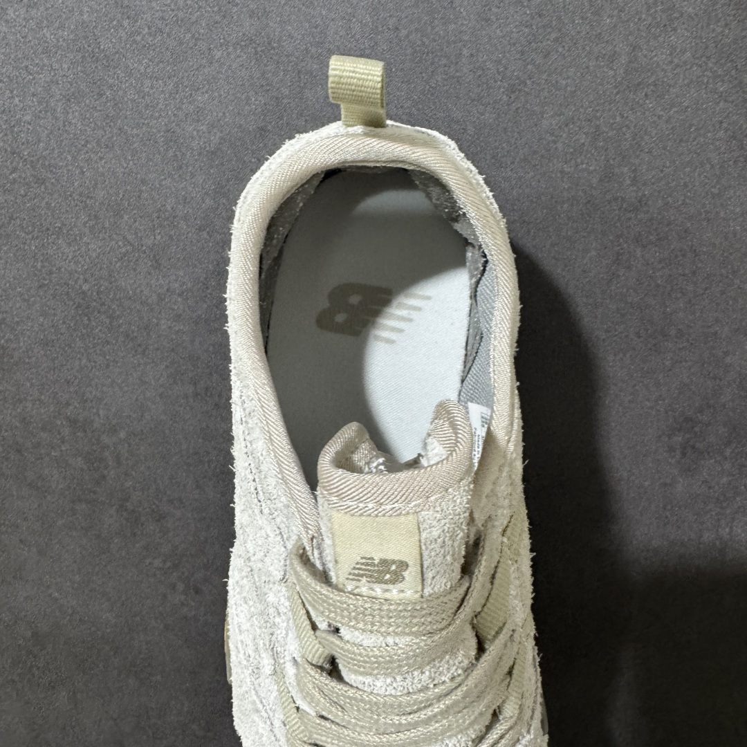 图片[6]-【公司级】New Balance NB MT10O 舒适时尚 减震耐磨 低帮生活休闲鞋 New Balance MT10O休闲鞋是一款由New Balance与日本时尚品牌（ISSEY MIYAKE）携手打造的联名鞋款。MT10O的设计灵感源自“感官身体和赤足运动”的概念，旨在还原赤足行走的感受。它模仿脚的形状，降低了脚的高度和体积，同时保留了越野跑的元素。鞋面采用轻质网布与柔软皮革相结合，既保证了透气性，又增添了质感。细绳鞋带的设计简约而不失时尚感。鞋底采用Vibram橡胶大底，赋予卓越的抓地力，适合多种地形穿着。中底采用薄薄的缓冲层，提供舒适的穿着体验。鞋身紧贴脚面，形成良好的包裹性，减少脚在鞋内的移动与摩擦。4毫米的低坡差设计更适合自然的中足落地方式，尽可能贴近地面，让穿着者能够更贴近地面，感受大自然的每一丝呼吸。 货号：MT10OPS 尺码：36-45带半码-选品中心