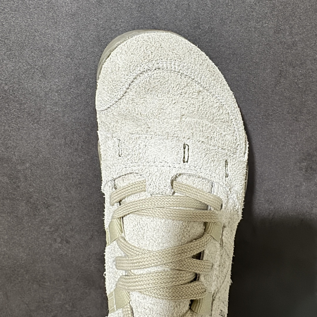 图片[5]-【公司级】New Balance NB MT10O 舒适时尚 减震耐磨 低帮生活休闲鞋 New Balance MT10O休闲鞋是一款由New Balance与日本时尚品牌（ISSEY MIYAKE）携手打造的联名鞋款。MT10O的设计灵感源自“感官身体和赤足运动”的概念，旨在还原赤足行走的感受。它模仿脚的形状，降低了脚的高度和体积，同时保留了越野跑的元素。鞋面采用轻质网布与柔软皮革相结合，既保证了透气性，又增添了质感。细绳鞋带的设计简约而不失时尚感。鞋底采用Vibram橡胶大底，赋予卓越的抓地力，适合多种地形穿着。中底采用薄薄的缓冲层，提供舒适的穿着体验。鞋身紧贴脚面，形成良好的包裹性，减少脚在鞋内的移动与摩擦。4毫米的低坡差设计更适合自然的中足落地方式，尽可能贴近地面，让穿着者能够更贴近地面，感受大自然的每一丝呼吸。 货号：MT10OPS 尺码：36-45带半码-选品中心