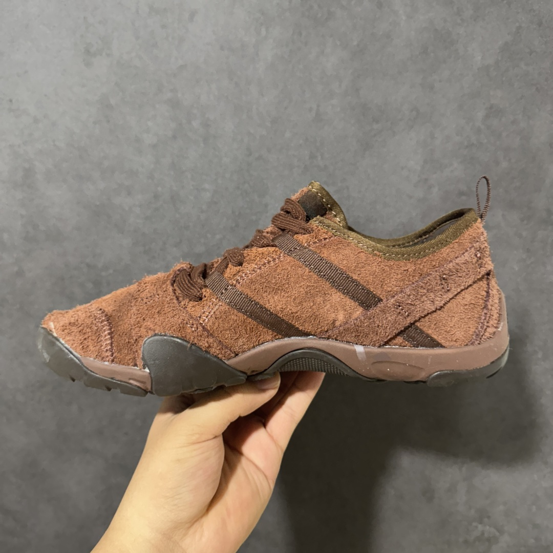 图片[2]-【公司级】New Balance NB MT10O 舒适时尚 减震耐磨 低帮生活休闲鞋 New Balance MT10O休闲鞋是一款由New Balance与日本时尚品牌（ISSEY MIYAKE）携手打造的联名鞋款。MT10O的设计灵感源自“感官身体和赤足运动”的概念，旨在还原赤足行走的感受。它模仿脚的形状，降低了脚的高度和体积，同时保留了越野跑的元素。鞋面采用轻质网布与柔软皮革相结合，既保证了透气性，又增添了质感。细绳鞋带的设计简约而不失时尚感。鞋底采用Vibram橡胶大底，赋予卓越的抓地力，适合多种地形穿着。中底采用薄薄的缓冲层，提供舒适的穿着体验。鞋身紧贴脚面，形成良好的包裹性，减少脚在鞋内的移动与摩擦。4毫米的低坡差设计更适合自然的中足落地方式，尽可能贴近地面，让穿着者能够更贴近地面，感受大自然的每一丝呼吸。 货号：MT10OPS 尺码：36-45带半码-选品中心