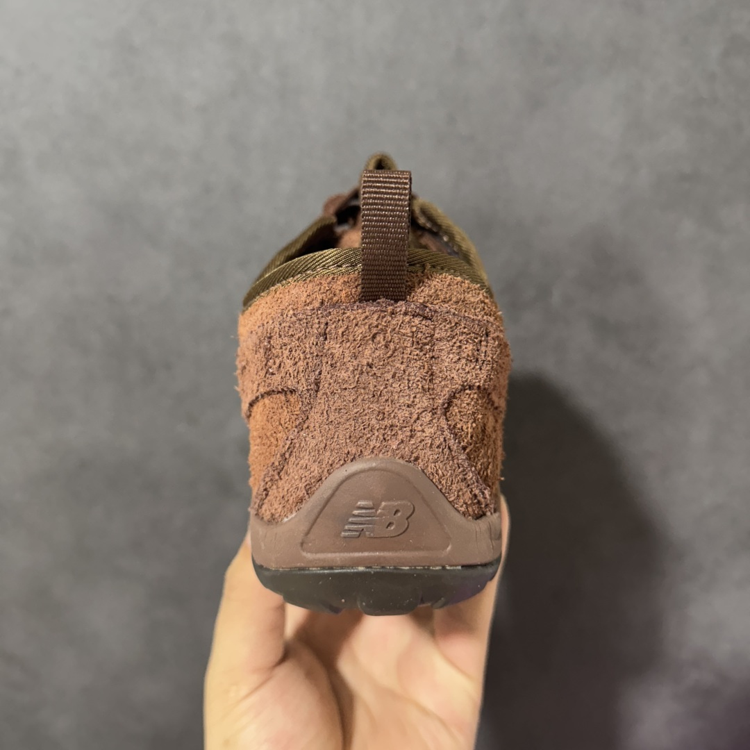 图片[4]-【公司级】New Balance NB MT10O 舒适时尚 减震耐磨 低帮生活休闲鞋 New Balance MT10O休闲鞋是一款由New Balance与日本时尚品牌（ISSEY MIYAKE）携手打造的联名鞋款。MT10O的设计灵感源自“感官身体和赤足运动”的概念，旨在还原赤足行走的感受。它模仿脚的形状，降低了脚的高度和体积，同时保留了越野跑的元素。鞋面采用轻质网布与柔软皮革相结合，既保证了透气性，又增添了质感。细绳鞋带的设计简约而不失时尚感。鞋底采用Vibram橡胶大底，赋予卓越的抓地力，适合多种地形穿着。中底采用薄薄的缓冲层，提供舒适的穿着体验。鞋身紧贴脚面，形成良好的包裹性，减少脚在鞋内的移动与摩擦。4毫米的低坡差设计更适合自然的中足落地方式，尽可能贴近地面，让穿着者能够更贴近地面，感受大自然的每一丝呼吸。 货号：MT10OPS 尺码：36-45带半码-选品中心