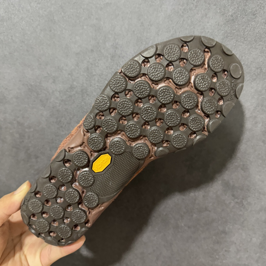 图片[9]-【公司级】New Balance NB MT10O 舒适时尚 减震耐磨 低帮生活休闲鞋 New Balance MT10O休闲鞋是一款由New Balance与日本时尚品牌（ISSEY MIYAKE）携手打造的联名鞋款。MT10O的设计灵感源自“感官身体和赤足运动”的概念，旨在还原赤足行走的感受。它模仿脚的形状，降低了脚的高度和体积，同时保留了越野跑的元素。鞋面采用轻质网布与柔软皮革相结合，既保证了透气性，又增添了质感。细绳鞋带的设计简约而不失时尚感。鞋底采用Vibram橡胶大底，赋予卓越的抓地力，适合多种地形穿着。中底采用薄薄的缓冲层，提供舒适的穿着体验。鞋身紧贴脚面，形成良好的包裹性，减少脚在鞋内的移动与摩擦。4毫米的低坡差设计更适合自然的中足落地方式，尽可能贴近地面，让穿着者能够更贴近地面，感受大自然的每一丝呼吸。 货号：MT10OPS 尺码：36-45带半码-选品中心