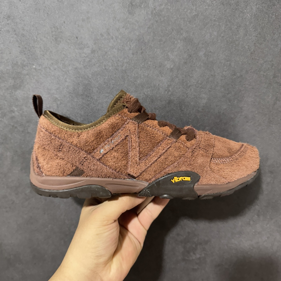 【公司级】New Balance NB MT10O 舒适时尚 减震耐磨 低帮生活休闲鞋 New Balance MT10O休闲鞋是一款由New Balance与日本时尚品牌（ISSEY MIYAKE）携手打造的联名鞋款。MT10O的设计灵感源自“感官身体和赤足运动”的概念，旨在还原赤足行走的感受。它模仿脚的形状，降低了脚的高度和体积，同时保留了越野跑的元素。鞋面采用轻质网布与柔软皮革相结合，既保证了透气性，又增添了质感。细绳鞋带的设计简约而不失时尚感。鞋底采用Vibram橡胶大底，赋予卓越的抓地力，适合多种地形穿着。中底采用薄薄的缓冲层，提供舒适的穿着体验。鞋身紧贴脚面，形成良好的包裹性，减少脚在鞋内的移动与摩擦。4毫米的低坡差设计更适合自然的中足落地方式，尽可能贴近地面，让穿着者能够更贴近地面，感受大自然的每一丝呼吸。 货号：MT10OPS 尺码：36-45带半码-选品中心