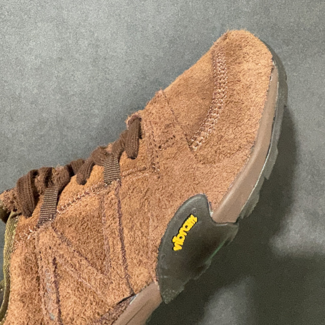 图片[8]-【公司级】New Balance NB MT10O 舒适时尚 减震耐磨 低帮生活休闲鞋 New Balance MT10O休闲鞋是一款由New Balance与日本时尚品牌（ISSEY MIYAKE）携手打造的联名鞋款。MT10O的设计灵感源自“感官身体和赤足运动”的概念，旨在还原赤足行走的感受。它模仿脚的形状，降低了脚的高度和体积，同时保留了越野跑的元素。鞋面采用轻质网布与柔软皮革相结合，既保证了透气性，又增添了质感。细绳鞋带的设计简约而不失时尚感。鞋底采用Vibram橡胶大底，赋予卓越的抓地力，适合多种地形穿着。中底采用薄薄的缓冲层，提供舒适的穿着体验。鞋身紧贴脚面，形成良好的包裹性，减少脚在鞋内的移动与摩擦。4毫米的低坡差设计更适合自然的中足落地方式，尽可能贴近地面，让穿着者能够更贴近地面，感受大自然的每一丝呼吸。 货号：MT10OPS 尺码：36-45带半码-选品中心
