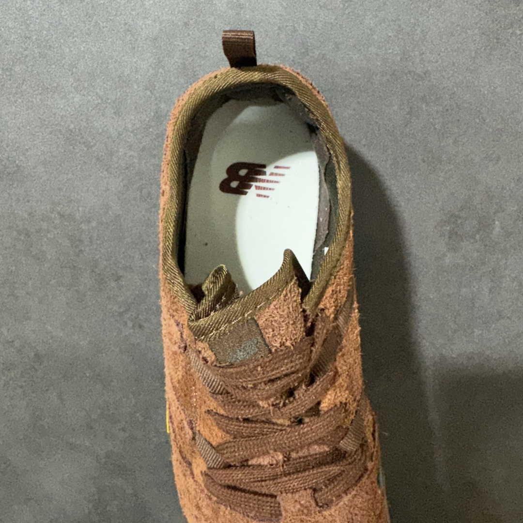 图片[6]-【公司级】New Balance NB MT10O 舒适时尚 减震耐磨 低帮生活休闲鞋 New Balance MT10O休闲鞋是一款由New Balance与日本时尚品牌（ISSEY MIYAKE）携手打造的联名鞋款。MT10O的设计灵感源自“感官身体和赤足运动”的概念，旨在还原赤足行走的感受。它模仿脚的形状，降低了脚的高度和体积，同时保留了越野跑的元素。鞋面采用轻质网布与柔软皮革相结合，既保证了透气性，又增添了质感。细绳鞋带的设计简约而不失时尚感。鞋底采用Vibram橡胶大底，赋予卓越的抓地力，适合多种地形穿着。中底采用薄薄的缓冲层，提供舒适的穿着体验。鞋身紧贴脚面，形成良好的包裹性，减少脚在鞋内的移动与摩擦。4毫米的低坡差设计更适合自然的中足落地方式，尽可能贴近地面，让穿着者能够更贴近地面，感受大自然的每一丝呼吸。 货号：MT10OPS 尺码：36-45带半码-选品中心