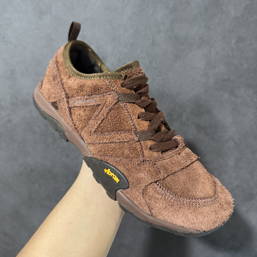 图片[3]-【公司级】New Balance NB MT10O 舒适时尚 减震耐磨 低帮生活休闲鞋 New Balance MT10O休闲鞋是一款由New Balance与日本时尚品牌（ISSEY MIYAKE）携手打造的联名鞋款。MT10O的设计灵感源自“感官身体和赤足运动”的概念，旨在还原赤足行走的感受。它模仿脚的形状，降低了脚的高度和体积，同时保留了越野跑的元素。鞋面采用轻质网布与柔软皮革相结合，既保证了透气性，又增添了质感。细绳鞋带的设计简约而不失时尚感。鞋底采用Vibram橡胶大底，赋予卓越的抓地力，适合多种地形穿着。中底采用薄薄的缓冲层，提供舒适的穿着体验。鞋身紧贴脚面，形成良好的包裹性，减少脚在鞋内的移动与摩擦。4毫米的低坡差设计更适合自然的中足落地方式，尽可能贴近地面，让穿着者能够更贴近地面，感受大自然的每一丝呼吸。 货号：MT10OPS 尺码：36-45带半码-选品中心
