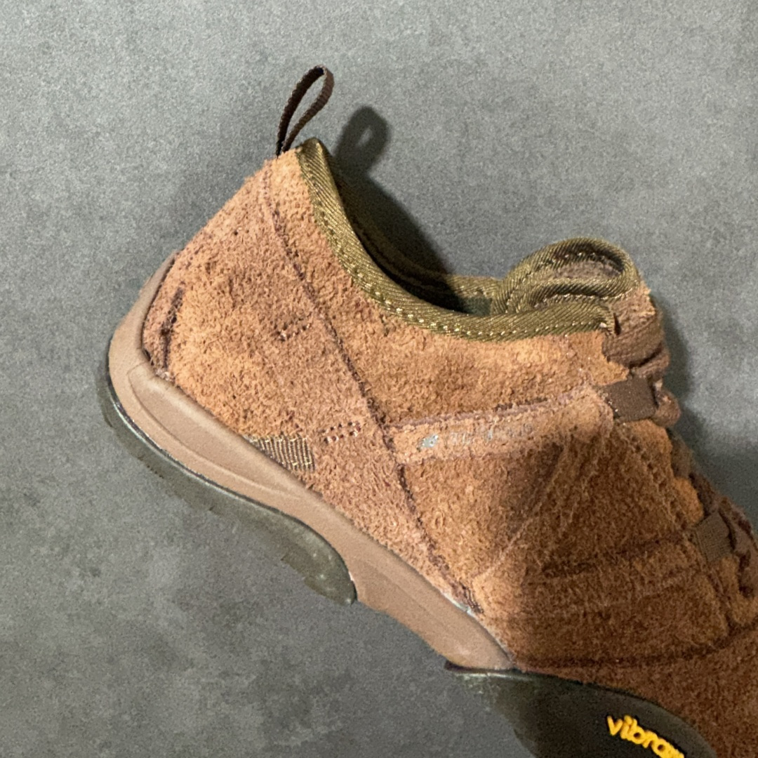 图片[7]-【公司级】New Balance NB MT10O 舒适时尚 减震耐磨 低帮生活休闲鞋 New Balance MT10O休闲鞋是一款由New Balance与日本时尚品牌（ISSEY MIYAKE）携手打造的联名鞋款。MT10O的设计灵感源自“感官身体和赤足运动”的概念，旨在还原赤足行走的感受。它模仿脚的形状，降低了脚的高度和体积，同时保留了越野跑的元素。鞋面采用轻质网布与柔软皮革相结合，既保证了透气性，又增添了质感。细绳鞋带的设计简约而不失时尚感。鞋底采用Vibram橡胶大底，赋予卓越的抓地力，适合多种地形穿着。中底采用薄薄的缓冲层，提供舒适的穿着体验。鞋身紧贴脚面，形成良好的包裹性，减少脚在鞋内的移动与摩擦。4毫米的低坡差设计更适合自然的中足落地方式，尽可能贴近地面，让穿着者能够更贴近地面，感受大自然的每一丝呼吸。 货号：MT10OPS 尺码：36-45带半码-选品中心