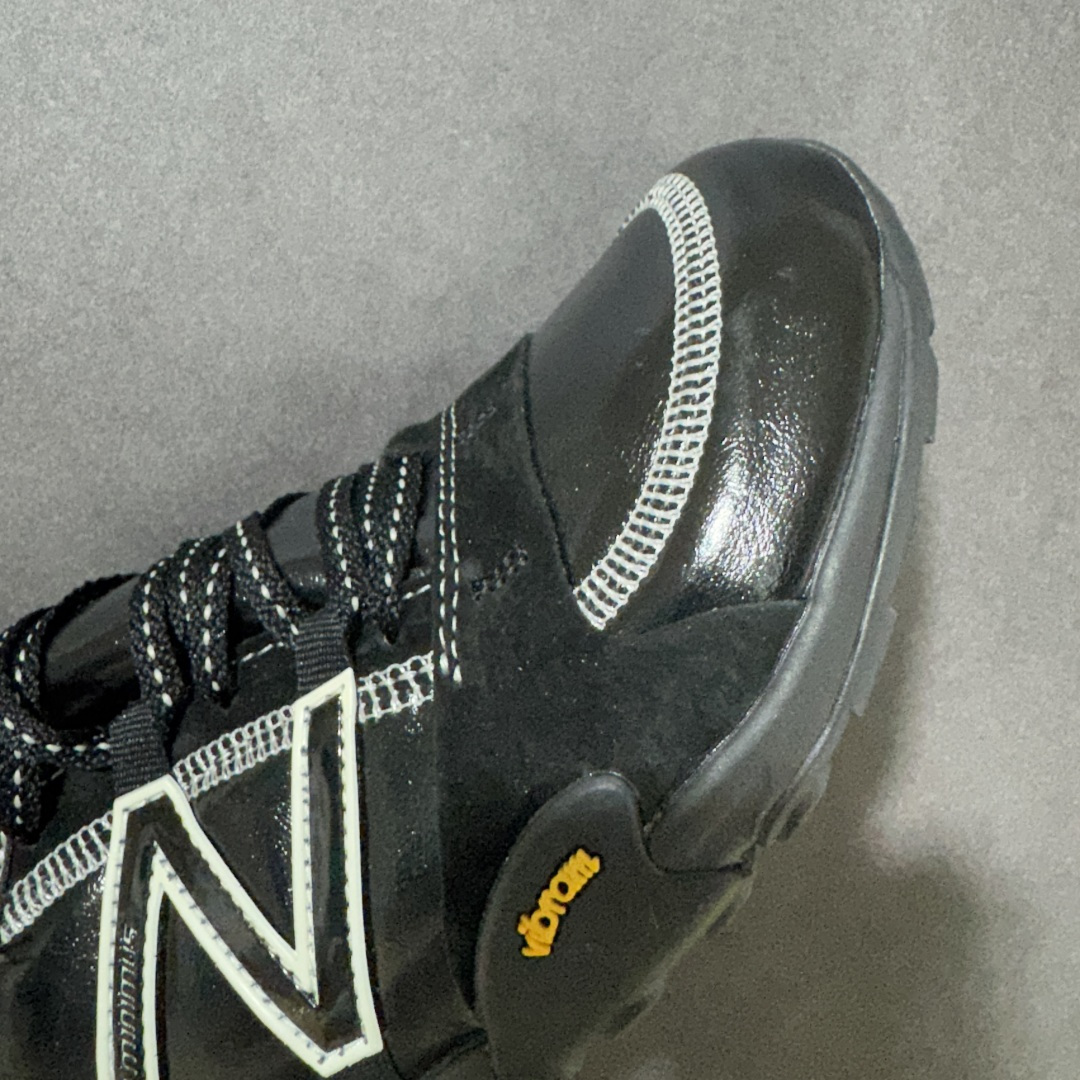 图片[5]-【公司级】New Balance NB MT10O 舒适时尚 减震耐磨 低帮生活休闲鞋 New Balance MT10O休闲鞋是一款由New Balance与日本时尚品牌（ISSEY MIYAKE）携手打造的联名鞋款。MT10O的设计灵感源自“感官身体和赤足运动”的概念，旨在还原赤足行走的感受。它模仿脚的形状，降低了脚的高度和体积，同时保留了越野跑的元素。鞋面采用轻质网布与柔软皮革相结合，既保证了透气性，又增添了质感。细绳鞋带的设计简约而不失时尚感。鞋底采用Vibram橡胶大底，赋予卓越的抓地力，适合多种地形穿着。中底采用薄薄的缓冲层，提供舒适的穿着体验。鞋身紧贴脚面，形成良好的包裹性，减少脚在鞋内的移动与摩擦。4毫米的低坡差设计更适合自然的中足落地方式，尽可能贴近地面，让穿着者能够更贴近地面，感受大自然的每一丝呼吸。 货号：MT10O6NW 尺码：36-45带半码-选品中心