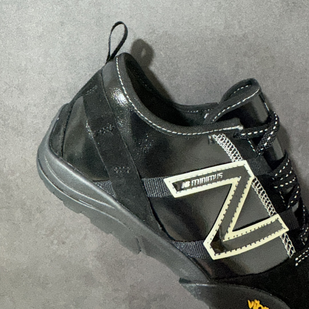 图片[8]-【公司级】New Balance NB MT10O 舒适时尚 减震耐磨 低帮生活休闲鞋 New Balance MT10O休闲鞋是一款由New Balance与日本时尚品牌（ISSEY MIYAKE）携手打造的联名鞋款。MT10O的设计灵感源自“感官身体和赤足运动”的概念，旨在还原赤足行走的感受。它模仿脚的形状，降低了脚的高度和体积，同时保留了越野跑的元素。鞋面采用轻质网布与柔软皮革相结合，既保证了透气性，又增添了质感。细绳鞋带的设计简约而不失时尚感。鞋底采用Vibram橡胶大底，赋予卓越的抓地力，适合多种地形穿着。中底采用薄薄的缓冲层，提供舒适的穿着体验。鞋身紧贴脚面，形成良好的包裹性，减少脚在鞋内的移动与摩擦。4毫米的低坡差设计更适合自然的中足落地方式，尽可能贴近地面，让穿着者能够更贴近地面，感受大自然的每一丝呼吸。 货号：MT10O6NW 尺码：36-45带半码-选品中心