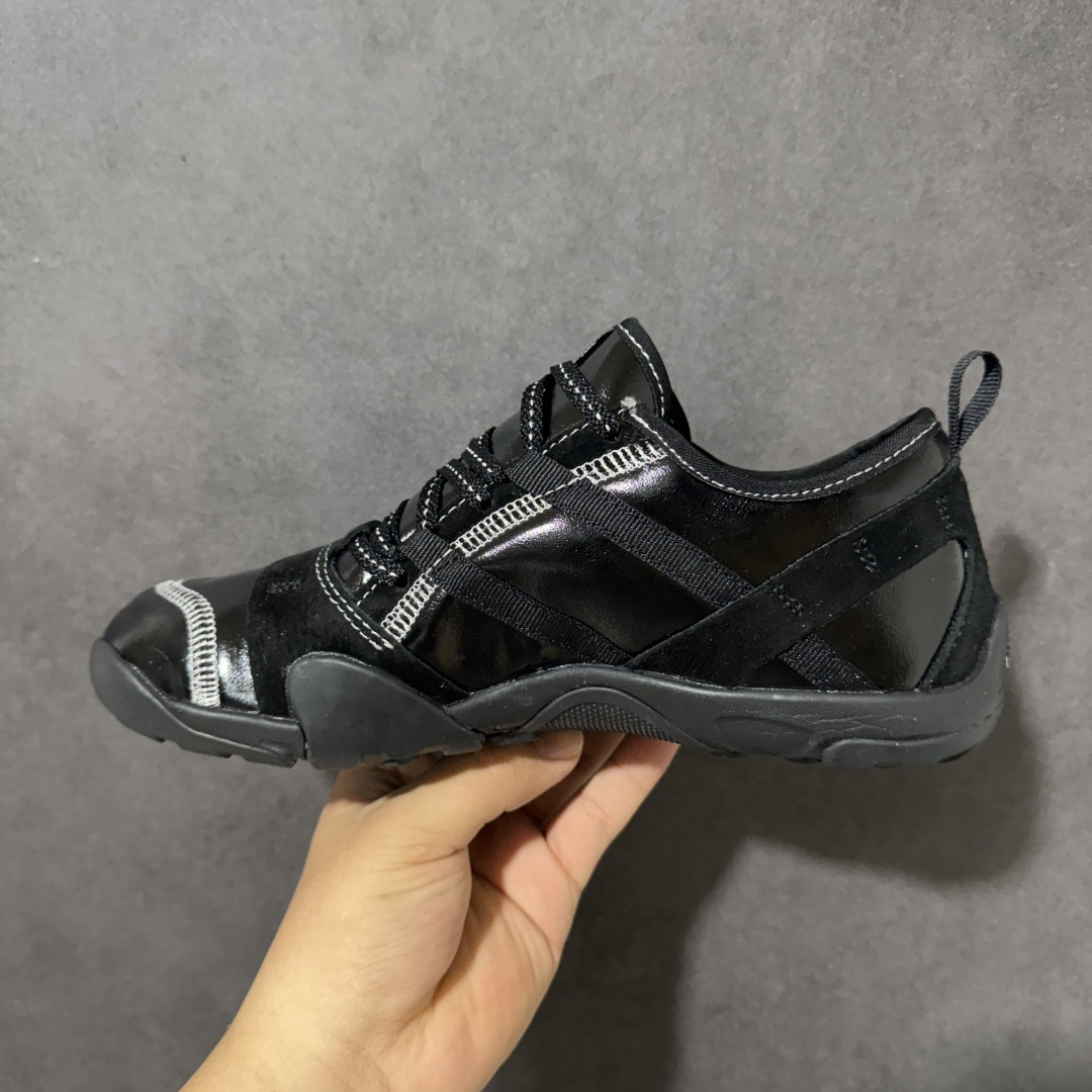 图片[2]-【公司级】New Balance NB MT10O 舒适时尚 减震耐磨 低帮生活休闲鞋 New Balance MT10O休闲鞋是一款由New Balance与日本时尚品牌（ISSEY MIYAKE）携手打造的联名鞋款。MT10O的设计灵感源自“感官身体和赤足运动”的概念，旨在还原赤足行走的感受。它模仿脚的形状，降低了脚的高度和体积，同时保留了越野跑的元素。鞋面采用轻质网布与柔软皮革相结合，既保证了透气性，又增添了质感。细绳鞋带的设计简约而不失时尚感。鞋底采用Vibram橡胶大底，赋予卓越的抓地力，适合多种地形穿着。中底采用薄薄的缓冲层，提供舒适的穿着体验。鞋身紧贴脚面，形成良好的包裹性，减少脚在鞋内的移动与摩擦。4毫米的低坡差设计更适合自然的中足落地方式，尽可能贴近地面，让穿着者能够更贴近地面，感受大自然的每一丝呼吸。 货号：MT10O6NW 尺码：36-45带半码-选品中心