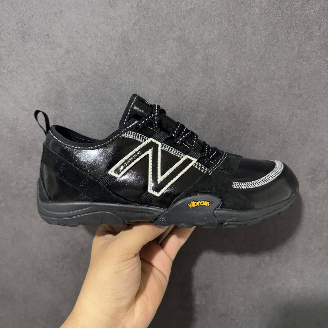 【公司级】New Balance NB MT10O 舒适时尚 减震耐磨 低帮生活休闲鞋 New Balance MT10O休闲鞋是一款由New Balance与日本时尚品牌（ISSEY MIYAKE）携手打造的联名鞋款。MT10O的设计灵感源自“感官身体和赤足运动”的概念，旨在还原赤足行走的感受。它模仿脚的形状，降低了脚的高度和体积，同时保留了越野跑的元素。鞋面采用轻质网布与柔软皮革相结合，既保证了透气性，又增添了质感。细绳鞋带的设计简约而不失时尚感。鞋底采用Vibram橡胶大底，赋予卓越的抓地力，适合多种地形穿着。中底采用薄薄的缓冲层，提供舒适的穿着体验。鞋身紧贴脚面，形成良好的包裹性，减少脚在鞋内的移动与摩擦。4毫米的低坡差设计更适合自然的中足落地方式，尽可能贴近地面，让穿着者能够更贴近地面，感受大自然的每一丝呼吸。 货号：MT10O6NW 尺码：36-45带半码-选品中心