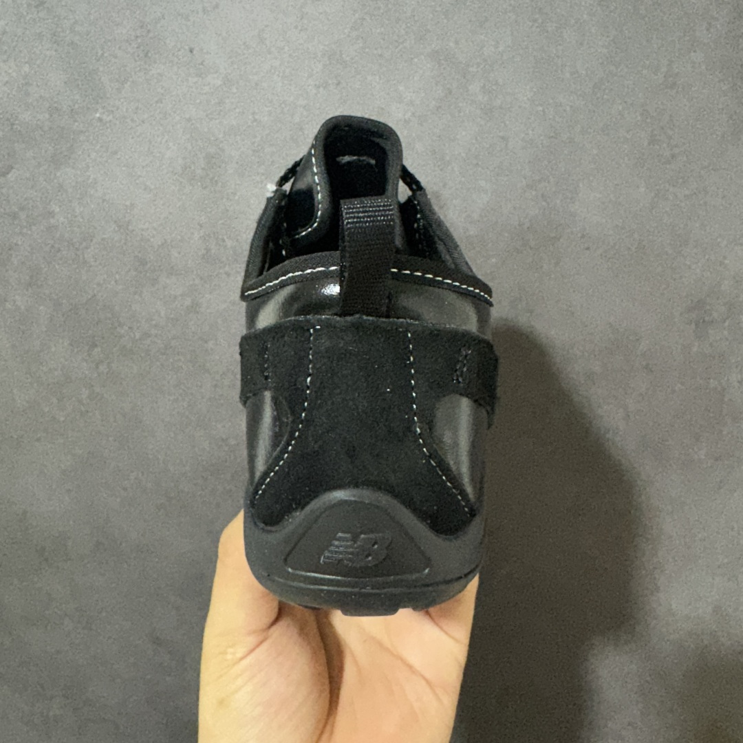 图片[4]-【公司级】New Balance NB MT10O 舒适时尚 减震耐磨 低帮生活休闲鞋 New Balance MT10O休闲鞋是一款由New Balance与日本时尚品牌（ISSEY MIYAKE）携手打造的联名鞋款。MT10O的设计灵感源自“感官身体和赤足运动”的概念，旨在还原赤足行走的感受。它模仿脚的形状，降低了脚的高度和体积，同时保留了越野跑的元素。鞋面采用轻质网布与柔软皮革相结合，既保证了透气性，又增添了质感。细绳鞋带的设计简约而不失时尚感。鞋底采用Vibram橡胶大底，赋予卓越的抓地力，适合多种地形穿着。中底采用薄薄的缓冲层，提供舒适的穿着体验。鞋身紧贴脚面，形成良好的包裹性，减少脚在鞋内的移动与摩擦。4毫米的低坡差设计更适合自然的中足落地方式，尽可能贴近地面，让穿着者能够更贴近地面，感受大自然的每一丝呼吸。 货号：MT10O6NW 尺码：36-45带半码-选品中心
