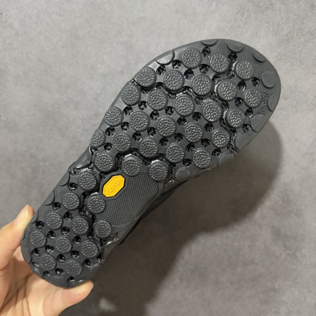 图片[9]-【公司级】New Balance NB MT10O 舒适时尚 减震耐磨 低帮生活休闲鞋 New Balance MT10O休闲鞋是一款由New Balance与日本时尚品牌（ISSEY MIYAKE）携手打造的联名鞋款。MT10O的设计灵感源自“感官身体和赤足运动”的概念，旨在还原赤足行走的感受。它模仿脚的形状，降低了脚的高度和体积，同时保留了越野跑的元素。鞋面采用轻质网布与柔软皮革相结合，既保证了透气性，又增添了质感。细绳鞋带的设计简约而不失时尚感。鞋底采用Vibram橡胶大底，赋予卓越的抓地力，适合多种地形穿着。中底采用薄薄的缓冲层，提供舒适的穿着体验。鞋身紧贴脚面，形成良好的包裹性，减少脚在鞋内的移动与摩擦。4毫米的低坡差设计更适合自然的中足落地方式，尽可能贴近地面，让穿着者能够更贴近地面，感受大自然的每一丝呼吸。 货号：MT10O6NW 尺码：36-45带半码-选品中心