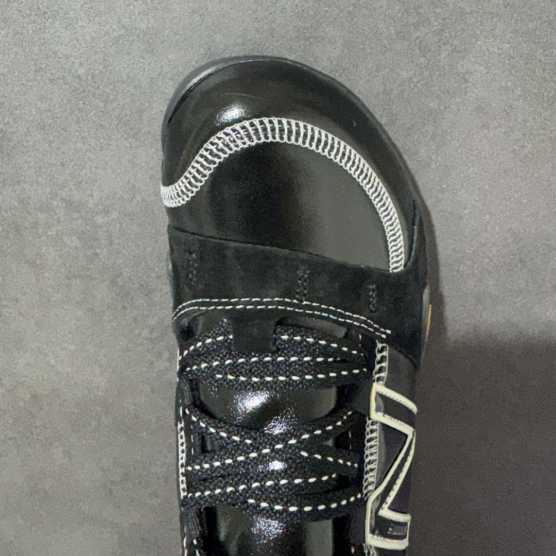 图片[6]-【公司级】New Balance NB MT10O 舒适时尚 减震耐磨 低帮生活休闲鞋 New Balance MT10O休闲鞋是一款由New Balance与日本时尚品牌（ISSEY MIYAKE）携手打造的联名鞋款。MT10O的设计灵感源自“感官身体和赤足运动”的概念，旨在还原赤足行走的感受。它模仿脚的形状，降低了脚的高度和体积，同时保留了越野跑的元素。鞋面采用轻质网布与柔软皮革相结合，既保证了透气性，又增添了质感。细绳鞋带的设计简约而不失时尚感。鞋底采用Vibram橡胶大底，赋予卓越的抓地力，适合多种地形穿着。中底采用薄薄的缓冲层，提供舒适的穿着体验。鞋身紧贴脚面，形成良好的包裹性，减少脚在鞋内的移动与摩擦。4毫米的低坡差设计更适合自然的中足落地方式，尽可能贴近地面，让穿着者能够更贴近地面，感受大自然的每一丝呼吸。 货号：MT10O6NW 尺码：36-45带半码-选品中心
