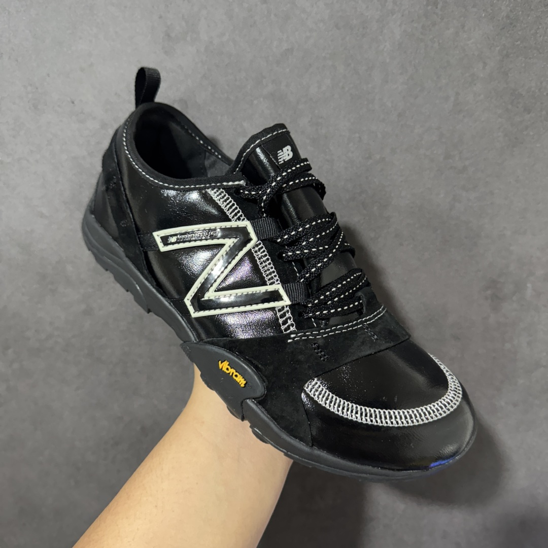图片[3]-【公司级】New Balance NB MT10O 舒适时尚 减震耐磨 低帮生活休闲鞋 New Balance MT10O休闲鞋是一款由New Balance与日本时尚品牌（ISSEY MIYAKE）携手打造的联名鞋款。MT10O的设计灵感源自“感官身体和赤足运动”的概念，旨在还原赤足行走的感受。它模仿脚的形状，降低了脚的高度和体积，同时保留了越野跑的元素。鞋面采用轻质网布与柔软皮革相结合，既保证了透气性，又增添了质感。细绳鞋带的设计简约而不失时尚感。鞋底采用Vibram橡胶大底，赋予卓越的抓地力，适合多种地形穿着。中底采用薄薄的缓冲层，提供舒适的穿着体验。鞋身紧贴脚面，形成良好的包裹性，减少脚在鞋内的移动与摩擦。4毫米的低坡差设计更适合自然的中足落地方式，尽可能贴近地面，让穿着者能够更贴近地面，感受大自然的每一丝呼吸。 货号：MT10O6NW 尺码：36-45带半码-选品中心