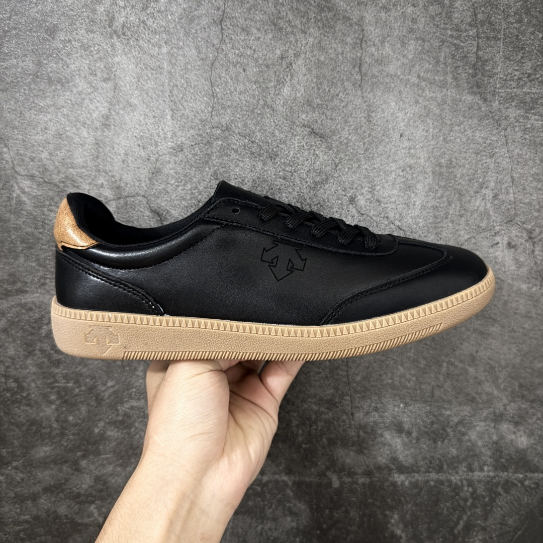 【莞产全头层】迪桑特DESCENTE Chron Velo TRAINER 运动简约 低帮 生活休闲鞋 莞产版 全头层皮料 DESCENTE（迪桑特）创立于1935年，品牌名取自法语词汇，意为“滑降”。品牌箭头标识代表滑雪的三种技术“高速直线滑行”、“穿越”和“侧滑”，也寓意品牌在打造高端专业运动产品中不断追求完美的创新精神，致力于成为中国高端专业滑雪、综训、女子、铁人三项、高尔夫的第一品牌。 尺码：39-44-选品中心