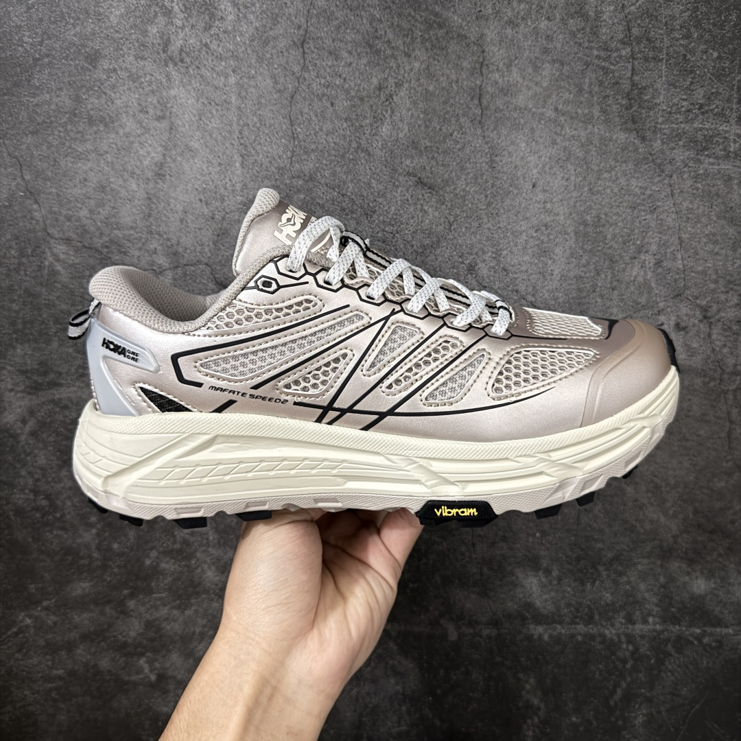 【公司级】Hoka Mafate Speed 2 马法特二代超轻厚底轻量山地跑步鞋 1171891  #轻量化材料Fresh Foam。超轻量中底全部用料过3C认证！ 滚动平衡科技减少33%能量消耗 ！第二代Mafate更是延续精髓设计，并调整了整体的鞋型，修身的鞋型，更加灵巧的感觉一下子来了。外底韧弹感十足的EVA泡绵，结合Vibram橡胶大底，性能稳定输出，无论是平时穿着还是在潮湿的梅雨季节跑步，都是非常优秀的搭配。  尺码：36 36.5 37 38 38.5 39 40 40.5 41 42 42.5 43 44 45-选品中心