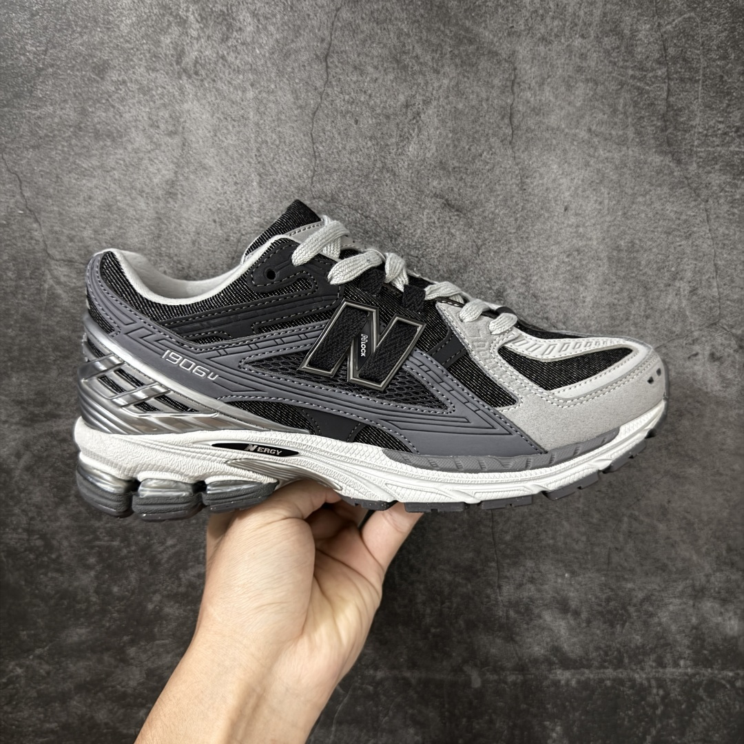 【纯原版】NB新百伦New Balance NB1906 U19064J0系列复古老爹风休闲运动慢跑鞋 采用轻质牛剖革拼接透气网眼衬垫织物鞋面材质#T-Beam大底提供足步弓支撑，保持步态稳定#后跟搭载外露缓震胶 鞋身整体以各种深浅不一的灰色覆盖，鞋头以淡蓝色调装饰，网眼衬垫通过不规律的色块实现做旧的美感，泛黄的鞋底更是进一步增添了复古气息。 尺码：36 37 37.5 38 38.5 39.5 40 40.5 41.5 42 42.5 43 44 45 46.5-选品中心