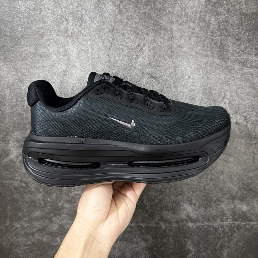 【XE纯原】NIKE VOMERO PREMIUM 全掌气垫缓震网面运动跑鞋 市场最强 没有之一 纯原生产线出品 原版开发 全部原材料 细节一比一打造 完美还原zp脚感 正确前后分离式两片纤维柱气垫 上下包裹超软弹泡棉 正确组合大底 区别市场通货 版型完美 鞋面材料同步原版1：1 全部原版开发校对 欢迎对比💪🏻 Nike 运用 Air技术专利，推出 Nike Pegasus Premium，沿用经典 Pegasus 系列产品深受跑者喜爱的缓震功能，并配置 Nike 首款可见式塑形 Air Zoom 气垫。 全掌可见的AirZoom首次在Pegasus系列中出现，模仿了Vaporfly的碳板曲线，增强了跑步时的流畅过渡。 货号：IQ0627-001 尺码：36-46（半）-选品中心