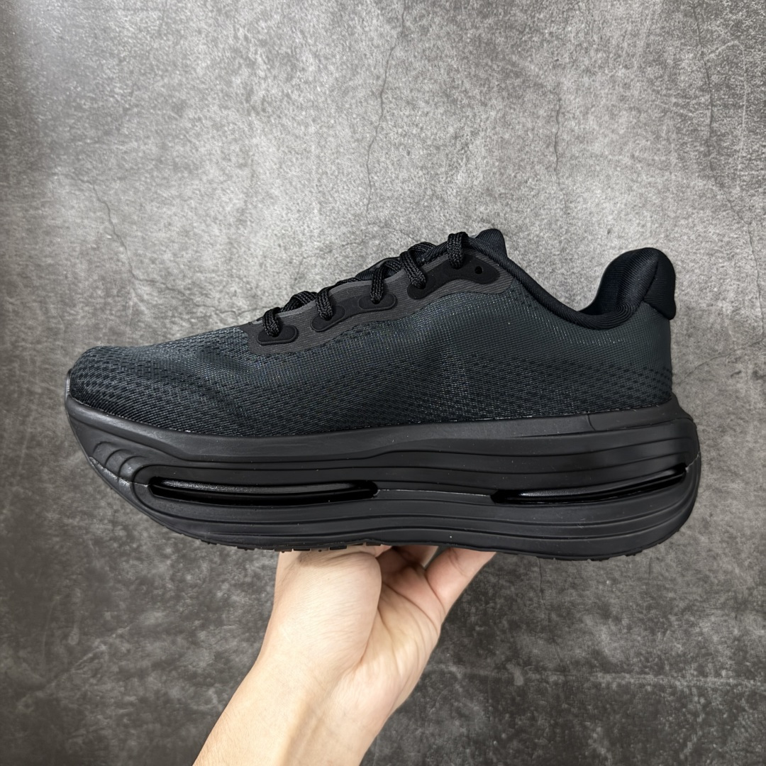 图片[2]-【XE纯原】NIKE VOMERO PREMIUM 全掌气垫缓震网面运动跑鞋 市场最强 没有之一 纯原生产线出品 原版开发 全部原材料 细节一比一打造 完美还原zp脚感 正确前后分离式两片纤维柱气垫 上下包裹超软弹泡棉 正确组合大底 区别市场通货 版型完美 鞋面材料同步原版1：1 全部原版开发校对 欢迎对比💪🏻 Nike 运用 Air技术专利，推出 Nike Pegasus Premium，沿用经典 Pegasus 系列产品深受跑者喜爱的缓震功能，并配置 Nike 首款可见式塑形 Air Zoom 气垫。 全掌可见的AirZoom首次在Pegasus系列中出现，模仿了Vaporfly的碳板曲线，增强了跑步时的流畅过渡。 货号：IQ0627-001 尺码：36-46（半）-选品中心