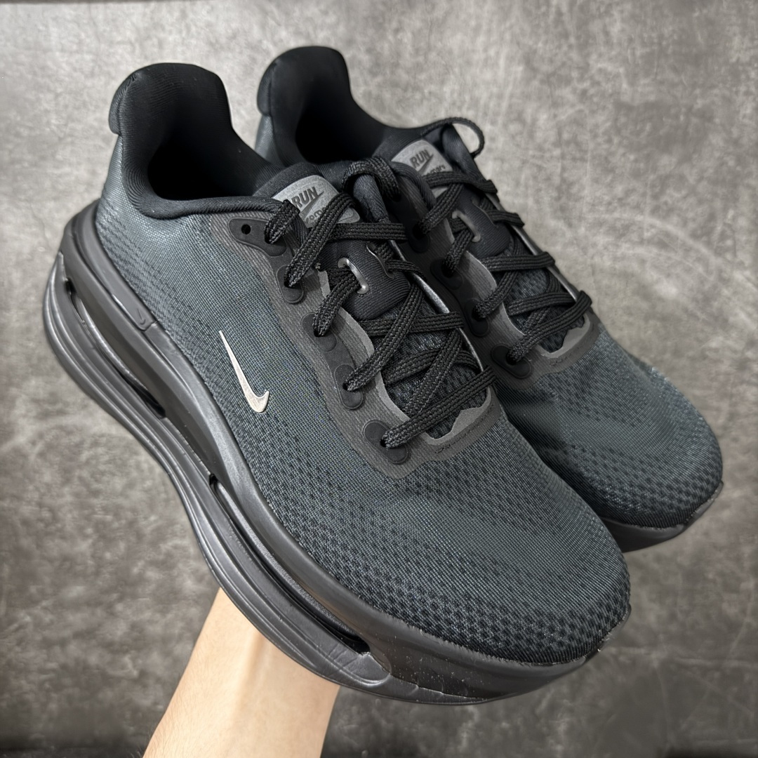 【XE纯原】NIKE VOMERO PREMIUM 全掌气垫缓震网面运动跑鞋 市场最强 没有之一 纯原生产线出品 原版开发 全部原材料 细节一比一打造 完美还原zp脚感 正确前后分离式两片纤维柱气垫 上下包裹超软弹泡棉 正确组合大底 区别市场通货 版型完美 鞋面材料同步原版1：1 全部原版开发校对 欢迎对比💪🏻 Nike 运用 Air技术专利，推出 Nike Pegasus Premium，沿用经典 Pegasus 系列产品深受跑者喜爱的缓震功能，并配置 Nike 首款可见式塑形 Air Zoom 气垫。 全掌可见的AirZoom首次在Pegasus系列中出现，模仿了Vaporfly的碳板曲线，增强了跑步时的流畅过渡。 货号：IQ0627-001 尺码：36-46（半）-选品中心