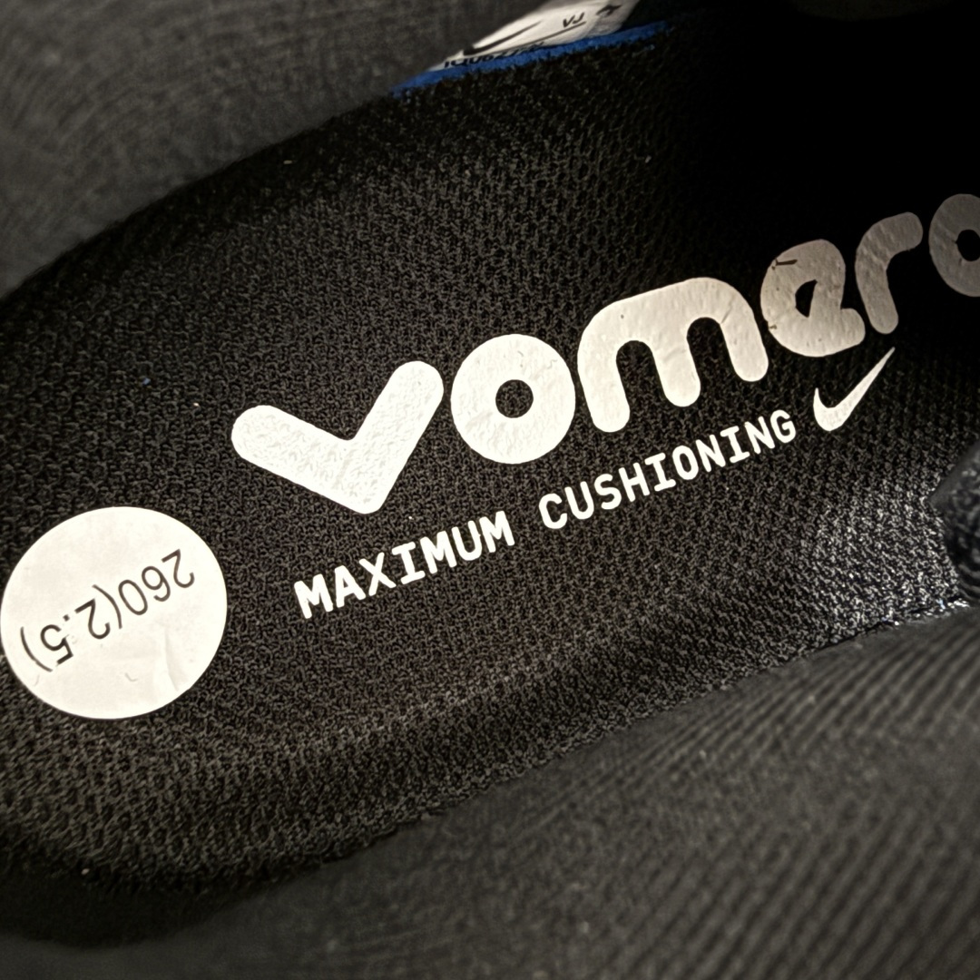 图片[7]-【XE纯原】NIKE VOMERO PREMIUM 全掌气垫缓震网面运动跑鞋 市场最强 没有之一 纯原生产线出品 原版开发 全部原材料 细节一比一打造 完美还原zp脚感 正确前后分离式两片纤维柱气垫 上下包裹超软弹泡棉 正确组合大底 区别市场通货 版型完美 鞋面材料同步原版1：1 全部原版开发校对 欢迎对比💪🏻 Nike 运用 Air技术专利，推出 Nike Pegasus Premium，沿用经典 Pegasus 系列产品深受跑者喜爱的缓震功能，并配置 Nike 首款可见式塑形 Air Zoom 气垫。 全掌可见的AirZoom首次在Pegasus系列中出现，模仿了Vaporfly的碳板曲线，增强了跑步时的流畅过渡。 货号：IQ0627-001 尺码：36-46（半）-选品中心