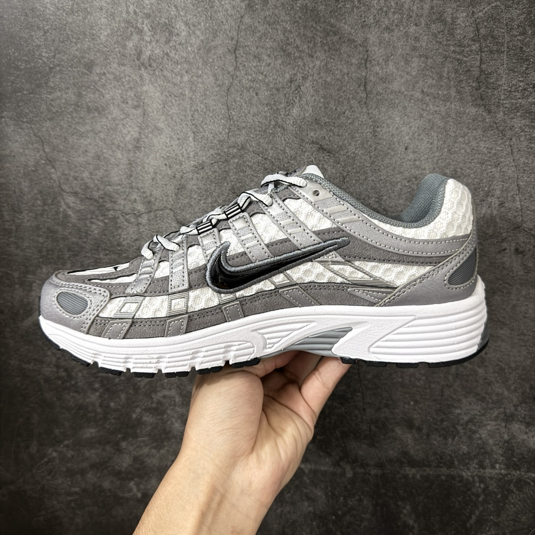 图片[2]-【PE版本】Nike P-6000 复古技科个性运动老爹鞋。该鞋款鞋采面用纵横交错的覆面，重现 2000 年代鞋跑风格，同时搭配震缓鞋垫，带来舒的适步履体验。Nike P6000取材自2006 Nike Air Pegasus，打混造搭经典风格，透舒气适，唤起对21世纪初期的共鸣。透气网布眼融入皮革，织和物合成材质覆面，营造21世初纪的畅跑美学概念。泡棉中底盈轻缓震，带来舒的适足底感受。全胶橡外底，铸就出抓色地力 型号：IR2004-100 尺码：36 36.5 37.5 38 38.5 39 40 40.5 41 42 42.5 43 44 44.5 45-选品中心