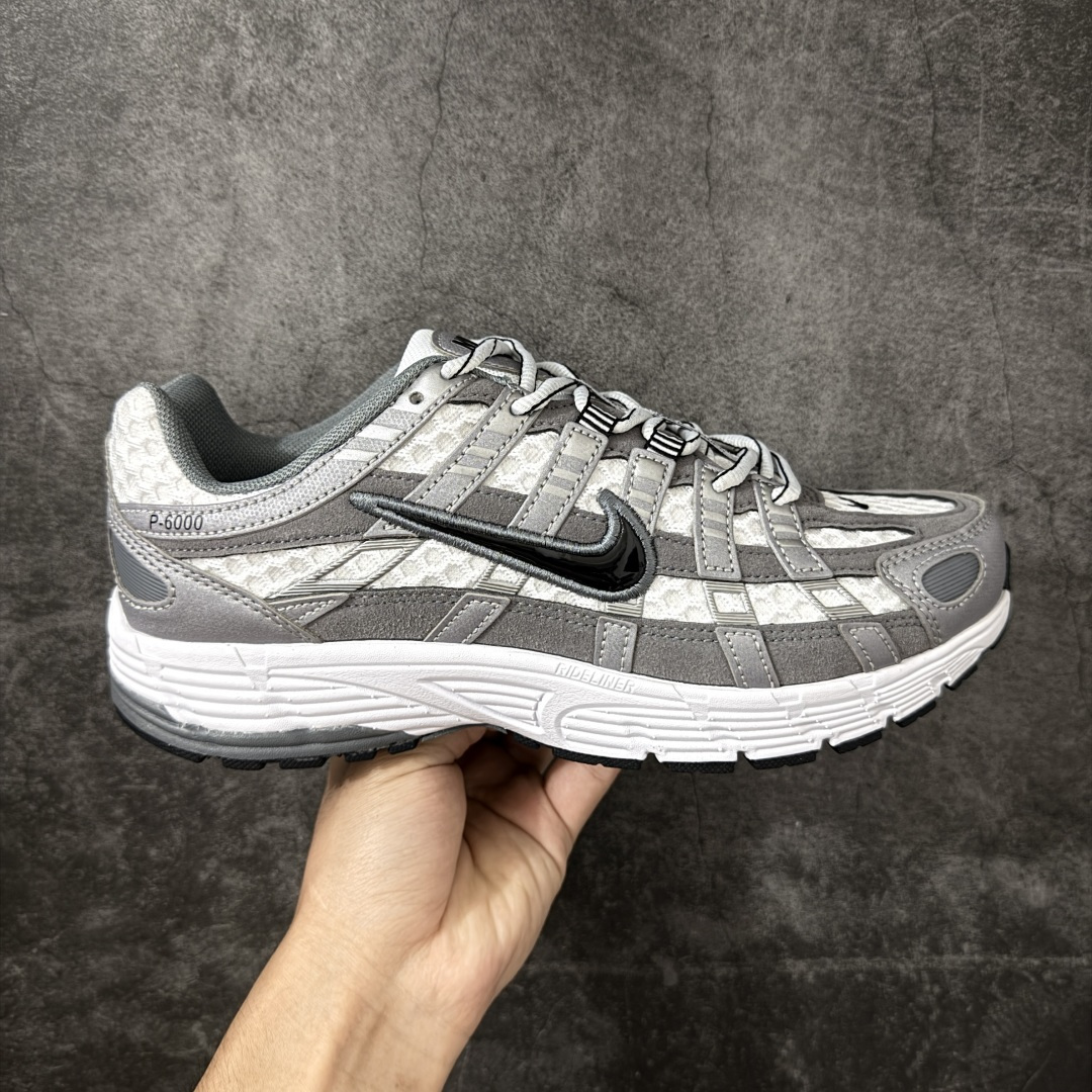 【PE版本】Nike P-6000 复古技科个性运动老爹鞋。该鞋款鞋采面用纵横交错的覆面，重现 2000 年代鞋跑风格，同时搭配震缓鞋垫，带来舒的适步履体验。Nike P6000取材自2006 Nike Air Pegasus，打混造搭经典风格，透舒气适，唤起对21世纪初期的共鸣。透气网布眼融入皮革，织和物合成材质覆面，营造21世初纪的畅跑美学概念。泡棉中底盈轻缓震，带来舒的适足底感受。全胶橡外底，铸就出抓色地力 型号：IR2004-100 尺码：36 36.5 37.5 38 38.5 39 40 40.5 41 42 42.5 43 44 44.5 45-选品中心