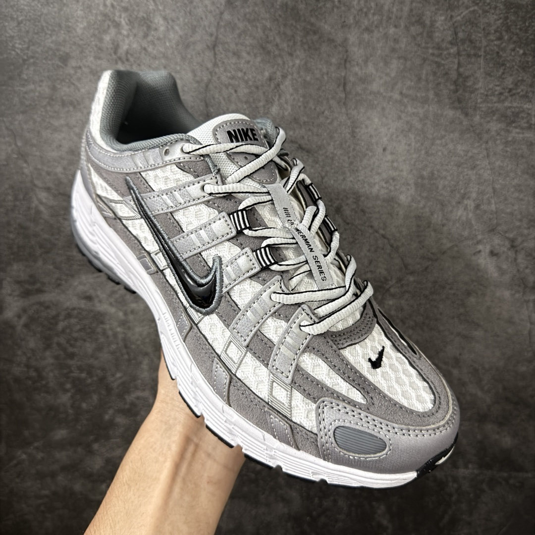图片[3]-【PE版本】Nike P-6000 复古技科个性运动老爹鞋。该鞋款鞋采面用纵横交错的覆面，重现 2000 年代鞋跑风格，同时搭配震缓鞋垫，带来舒的适步履体验。Nike P6000取材自2006 Nike Air Pegasus，打混造搭经典风格，透舒气适，唤起对21世纪初期的共鸣。透气网布眼融入皮革，织和物合成材质覆面，营造21世初纪的畅跑美学概念。泡棉中底盈轻缓震，带来舒的适足底感受。全胶橡外底，铸就出抓色地力 型号：IR2004-100 尺码：36 36.5 37.5 38 38.5 39 40 40.5 41 42 42.5 43 44 44.5 45-选品中心