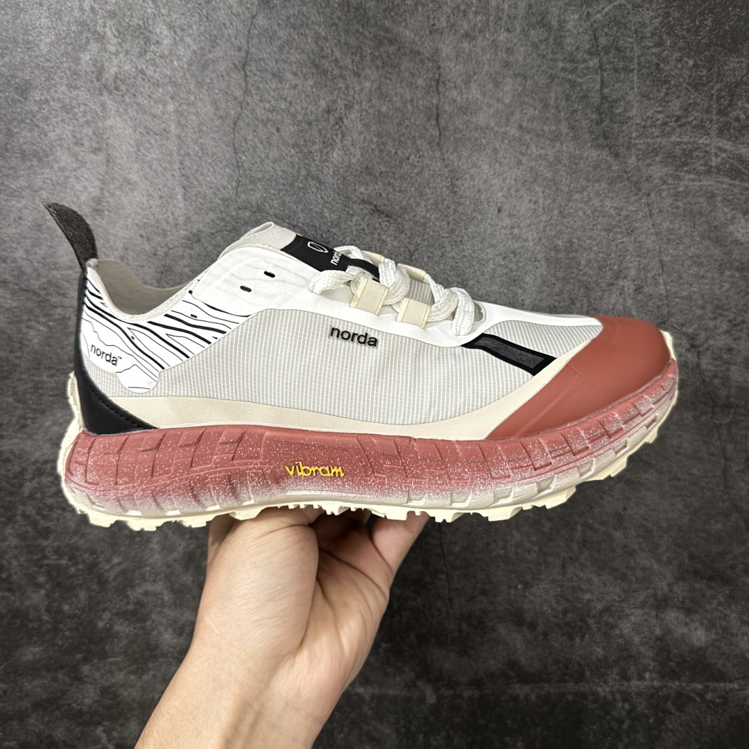 【XC纯原】NORDA 001徒步山地碎石路 越野跑鞋系列！ 尺码：36-46 NORDA史上最轻量的越野竞速鞋款。Bio-Dyneema生物基纤维鞋面防撕耐磨且疏水，竞速场景减负显著。Vibram Megagrip Elite 超轻竞速大底提供顶级抓地力。100%Arnitel TPEE中底高回弹缓震，长距离脚感持续有力。偏宽鞋楦设计，适配正常足宽. 越野跑休闲跑步最佳选择。-选品中心