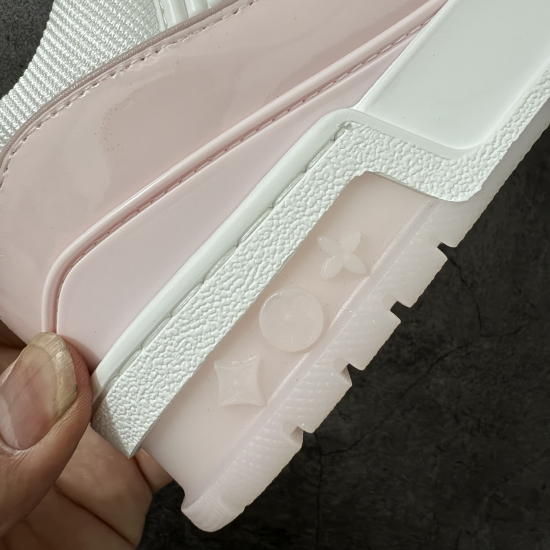 图片[3]-【专柜版/海淘代购版】 现货当天可取 LV Trainer系列高奢运动鞋 新款芯片顶级 潮人必备单品 同步ZP官网空胶工艺 鞋舌、挂饰均镶嵌NFC芯片感应装置 正确胶片断点式设计 中底正确还原原版油印字母比例 1：1原楦格板、楦头、刀磨全新升级！ 独家订制顶级压纹麂皮 原版开模TPU大底 质感原版一致 垫脚聚米微料加透气英伦网布 披靡市场任何版本！细节完美呈现！ 代购指定版本 全新升级最新双盒包装 扫码秒进官网！ 全套包装配件同比原版 尺码： 35-40-选品中心