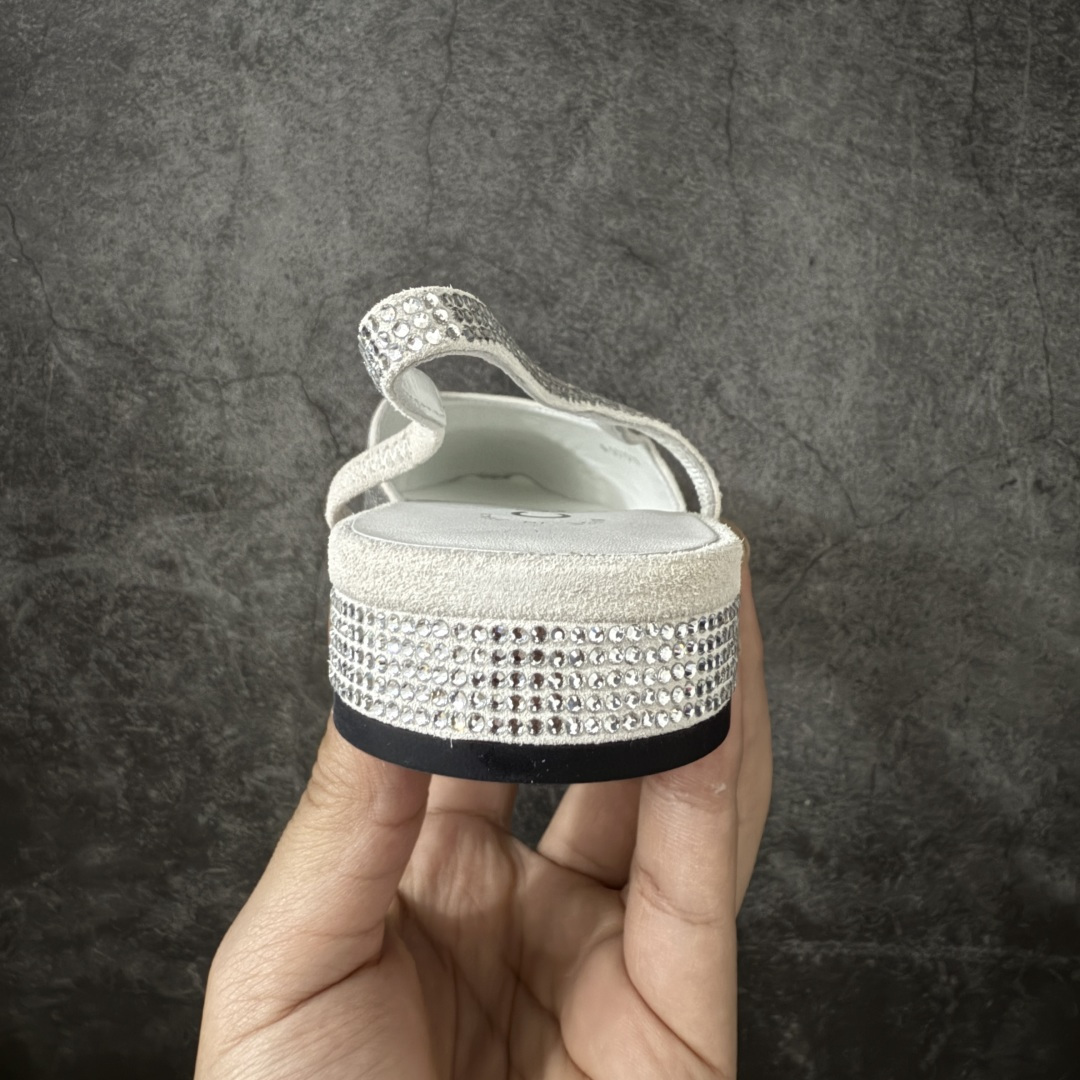 图片[4]-【佛山超A版】CHANEL 24S Slingback系列水钻款罗缎 高跟鞋 低跟 白银黑色 有多少姐妹是穿旧了之后，还是会选择重新买一双slingback！因为它太经典，再也不会遇到一款这么好搭的了，各处线条都很拉长腿型！不挑，随便搭都很抢镜！ 原版购入zp开发，调色上千次，绝无色差！ 进口原皮+意大利原厂真皮大底(渠道材料这块我们非常有优势) 全部颜色都有购入zp打版，色差这块直接避免，各处细节都与今年最新版本的一致 全套高端包装飞机礼盒 注意：原版真皮大底比较娇贵，试穿务必不要搞脏，否则影响二次销售无法退换 尺码：35-41码-选品中心