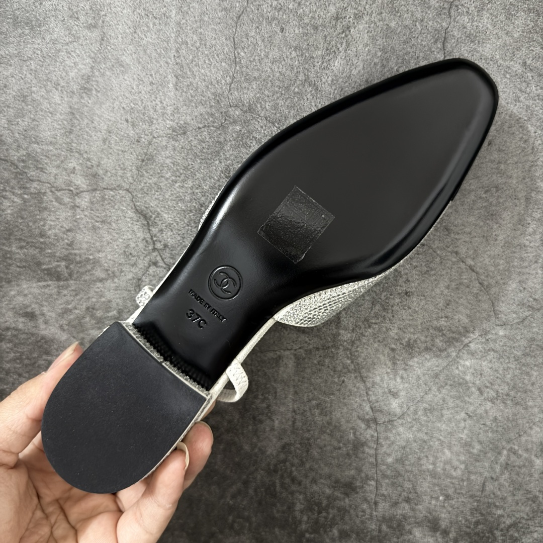 图片[9]-【佛山超A版】CHANEL 24S Slingback系列水钻款罗缎 高跟鞋 低跟 白银黑色 有多少姐妹是穿旧了之后，还是会选择重新买一双slingback！因为它太经典，再也不会遇到一款这么好搭的了，各处线条都很拉长腿型！不挑，随便搭都很抢镜！ 原版购入zp开发，调色上千次，绝无色差！ 进口原皮+意大利原厂真皮大底(渠道材料这块我们非常有优势) 全部颜色都有购入zp打版，色差这块直接避免，各处细节都与今年最新版本的一致 全套高端包装飞机礼盒 注意：原版真皮大底比较娇贵，试穿务必不要搞脏，否则影响二次销售无法退换 尺码：35-41码-选品中心
